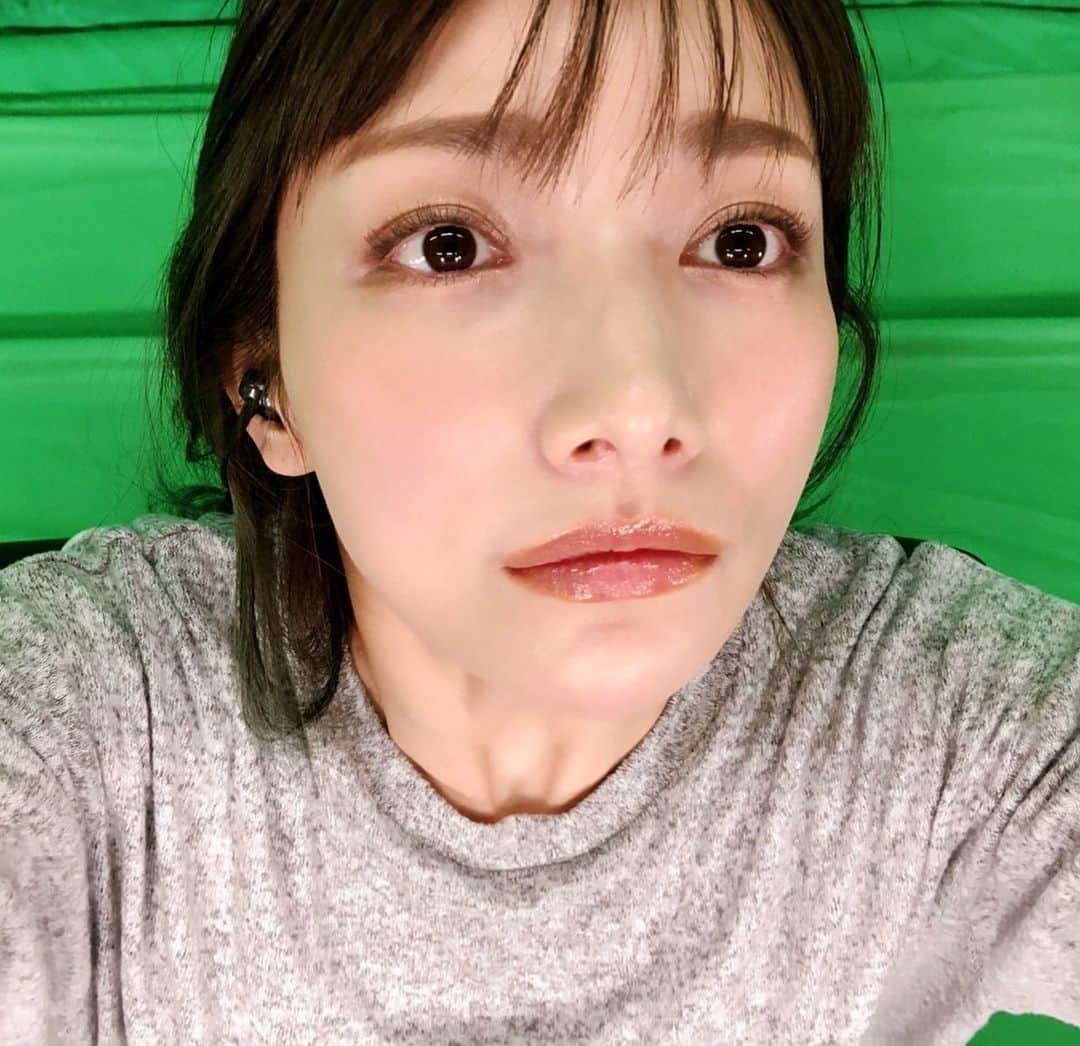 後藤真希さんのインスタグラム写真 - (後藤真希Instagram)「スタッフさん達の話し合ってる様子を隠し撮ってみた🤣 グリーンバックだから顔が緑な件。 アイメイクの下瞼のメイクちょっと変えてみたよ。 気づくかな…？  #ギルドチーム #メイク #アイライン #ちょっとした暇時間」1月22日 17時23分 - goto_maki923