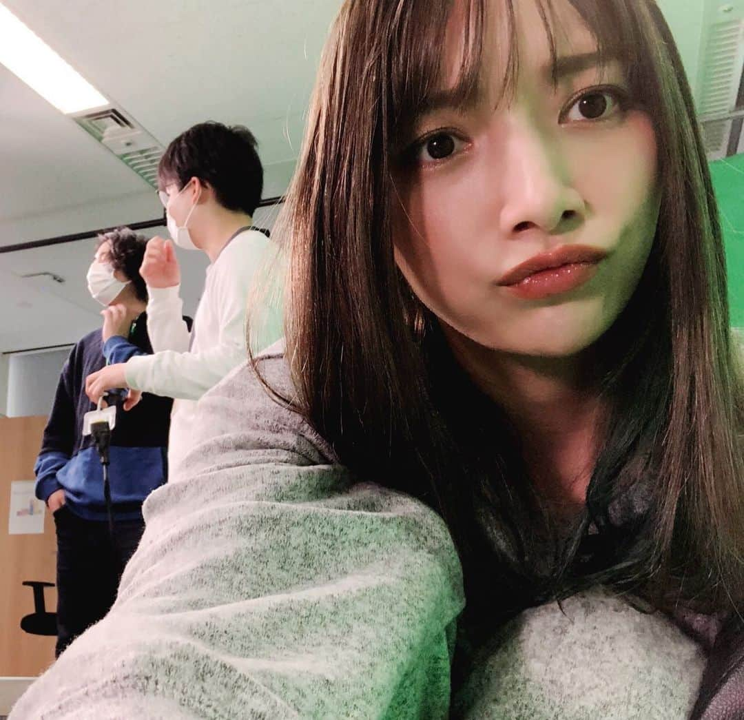 後藤真希さんのインスタグラム写真 - (後藤真希Instagram)「スタッフさん達の話し合ってる様子を隠し撮ってみた🤣 グリーンバックだから顔が緑な件。 アイメイクの下瞼のメイクちょっと変えてみたよ。 気づくかな…？  #ギルドチーム #メイク #アイライン #ちょっとした暇時間」1月22日 17時23分 - goto_maki923