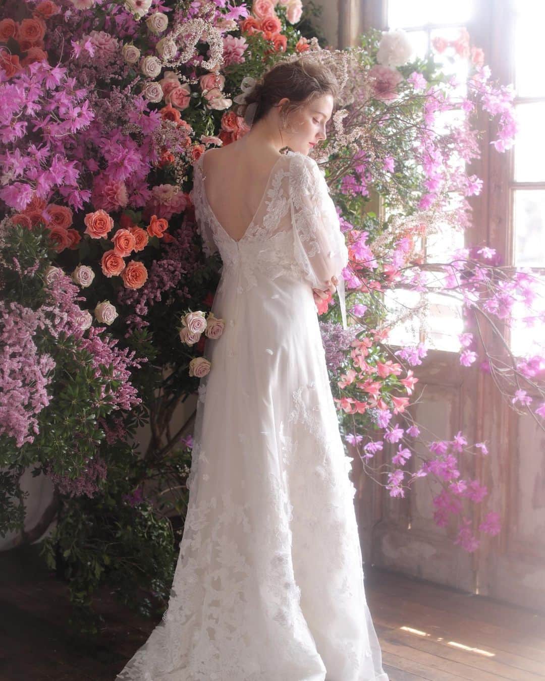FioreBiancaのインスタグラム：「*﻿ "Elizabeth Fillmore" CECILY﻿ ﻿ 全体に施された繊細なレースがロマンティックな1着﻿ ﻿ 大胆に開いたバックスタイルが﻿ 甘さを抑え、洗練された印象を与えます﻿ ﻿ 自然光に映え、幻想的な姿を叶えてくれるため﻿ ガーデンでのパーティやお写真撮りにもおすすめです﻿ ﻿ *﻿ *﻿ *﻿ @fiorebianca_wedding  @efbridal  #elizabethfillmore  #fiorebianca_wedding﻿ #fiorebianca﻿ #weddingdress﻿ #colordress﻿ #フィオーレビアンカ﻿ #エリザベスフィルモア #ロングスリーブドレス  #ドレスショップ﻿ #ウエディングドレス﻿﻿ #ロングスリーブドレス  #スレンダードレス  #ドレス試着﻿ #ドレス選び﻿ #ドレス探し﻿ #ドレス迷子﻿ #プレ花嫁﻿ #2021冬婚﻿ #2021春婚﻿ #2021夏婚﻿ #2021秋婚」