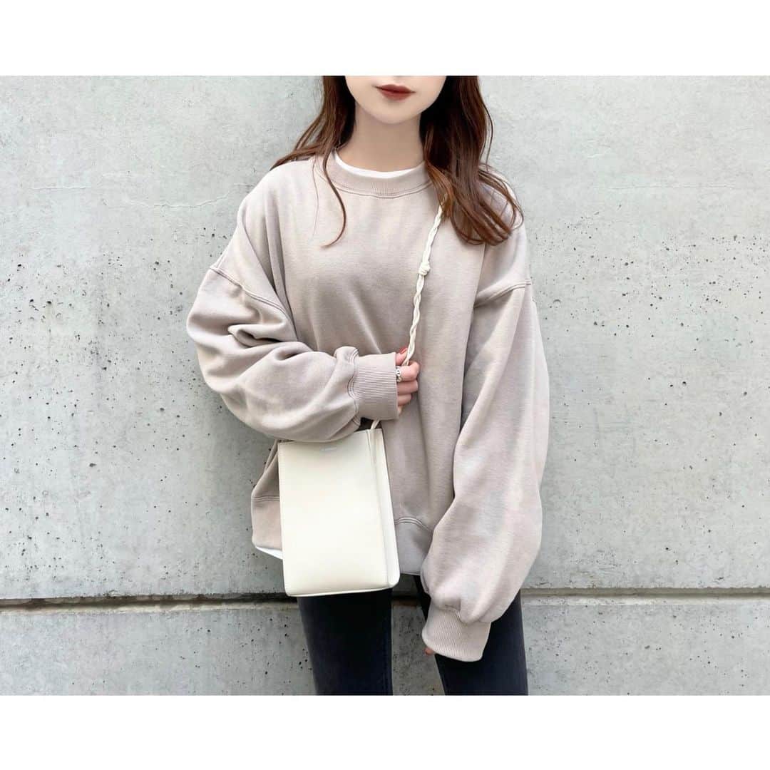 kumiのインスタグラム：「こないだのふく☺︎☺︎  sweat #classicalelf#ad @classicalelf_official  inner #hanes pants #acnestudios bag #jilsander boots #bottegaveneta  ゆったりシルエットに バックのステッチが可愛いスウェット。  ありそうでなかったカラーがすごくタイプ。 ブラックスキニーを合わせてスッキリと♡  スウェットはROOMにも載せてます。」
