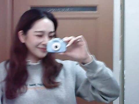 星南さんのインスタグラム写真 - (星南Instagram)「.﻿ ﻿ ﻿ ﻿ Amazonで見つけたキッズカメラ☺︎︎﻿ ﻿ 高校生の時に持ってたWILLCOMみたいな﻿ 画質といい粗さがたまらなく可愛い﻿ 見た目も可愛くて子供心くすぐられて﻿ 買っちゃっいました🌍🧡﻿ ﻿(ズームしすぎなくらい距離感近いけど)  昔のカメラは盛ることもできなかったから この盛れない感じもすんごい懐かしい🍊 ﻿ ﻿ #2021 #インスリン #lifewithtype1 #1型糖尿病 #血糖値 #ハンディーキャップ #糖尿病 #血糖 #血糖値 #低血糖 #病気 #type1 #typeonediabetes #type1diabetes #type1life #kidscamera #camera #カメラ女子」1月22日 17時32分 - starsouth15