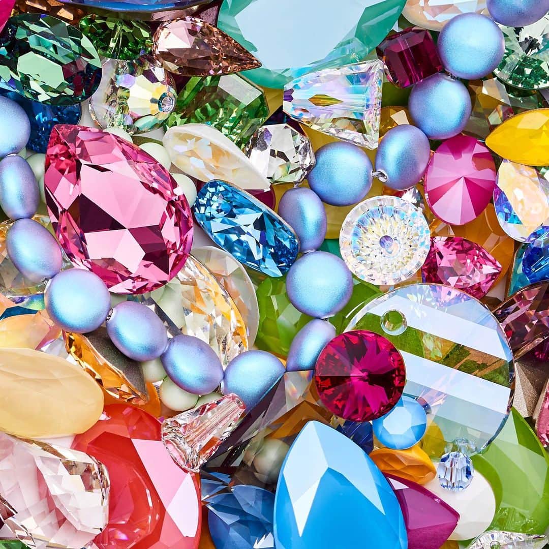 のインスタグラム：「Did you know that a large portion of the Swarovski crystal catalog is based on classic jewelry colors such as ruby, topaz and emerald? A rich palette of more than 50 colors allows for endless combinations and enables tailored solutions. #Swarovski」