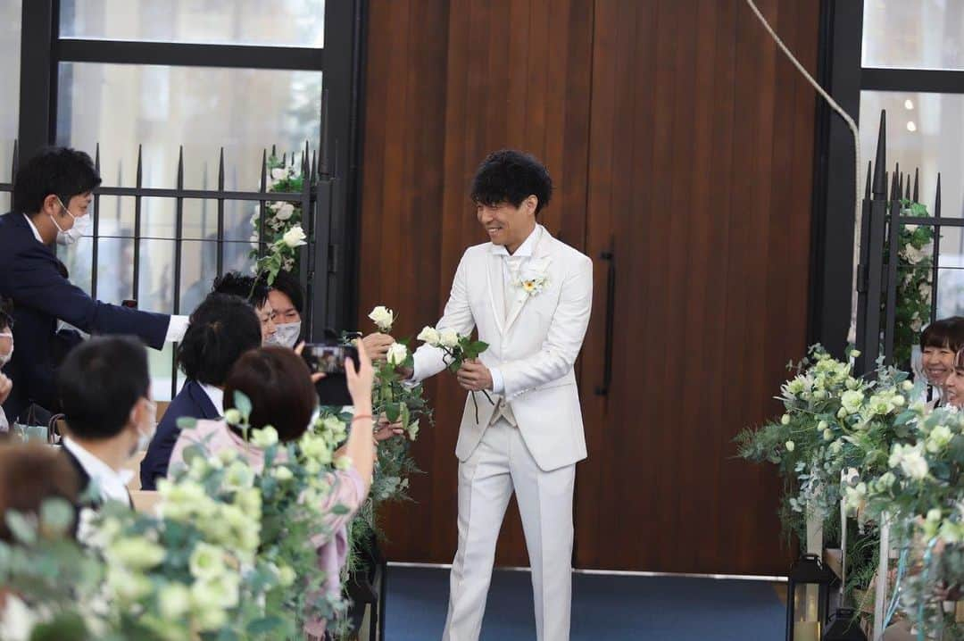 アンジェローブ 名古屋 結婚式場さんのインスタグラム写真 - (アンジェローブ 名古屋 結婚式場Instagram)「. @weddingisland_angerobe をフォローして. 『 #アンジェローブ 』のタグで. お写真を投稿してくださいね＊*. . ——————————. .  #ダーズンローズセレモニー   ゲストの皆様からバラを受け取り ブーケにして💐 新婦様へ。  ゲストの心のこもった想いも 一緒に。  . ——————————. . -アンジェローブの公式HPをcheck＊* http://www.angerobe.co.jp/sp/ -ブライダルフェアの予約はコチラから♪ http://www.angerobe.co.jp/sp/fair/ . ——————————. . ぜひ『 #アンジェローブ 』のハッシュタグで. ウェディングの写真を投稿してくださいね＊*. ステキなお写真はこちらのアカウントで. リグラムさせていただきます♪. . また『#アンジェローブ』のハッシュタグで. 投稿していただいた#アンジェ嫁 様は. 必ずフォローさせて頂きます💕  プレ花嫁さんも卒花嫁さんも. ずーっと繋がっていきましょう💕 ——————————. . #新郎新婦 #結婚式写真 #wedding  #weddingdress #👰 #ウェディングドレス #tuxedo #白タキシード #タキシード #ダーズンローズ  #プレ花嫁 #ナチュラルウエディング #結婚式準備 #フォト婚 #東海プレ花嫁 #名古屋プレ花嫁 #リゾート婚 #アンジェローブ  #名古屋結婚式場 #婚約 #プロポーズ #港区 #金城ふ頭 #プロポーズ花束 #海外挙式 #結婚式どうしよう #コロナに負けるな」1月22日 17時32分 - weddingisland_angerobe