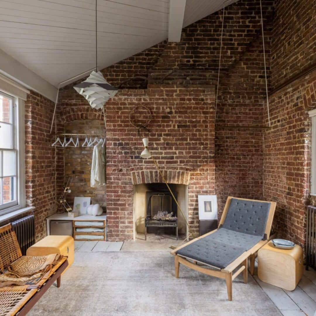 The Modern Houseさんのインスタグラム写真 - (The Modern HouseInstagram)「Make Yourself at Home: a former furniture workshop in east London lovingly restored with a craft-inspired modern aesthetic. Head to our bio to view the sales particulars.」1月22日 17時33分 - themodernhouse