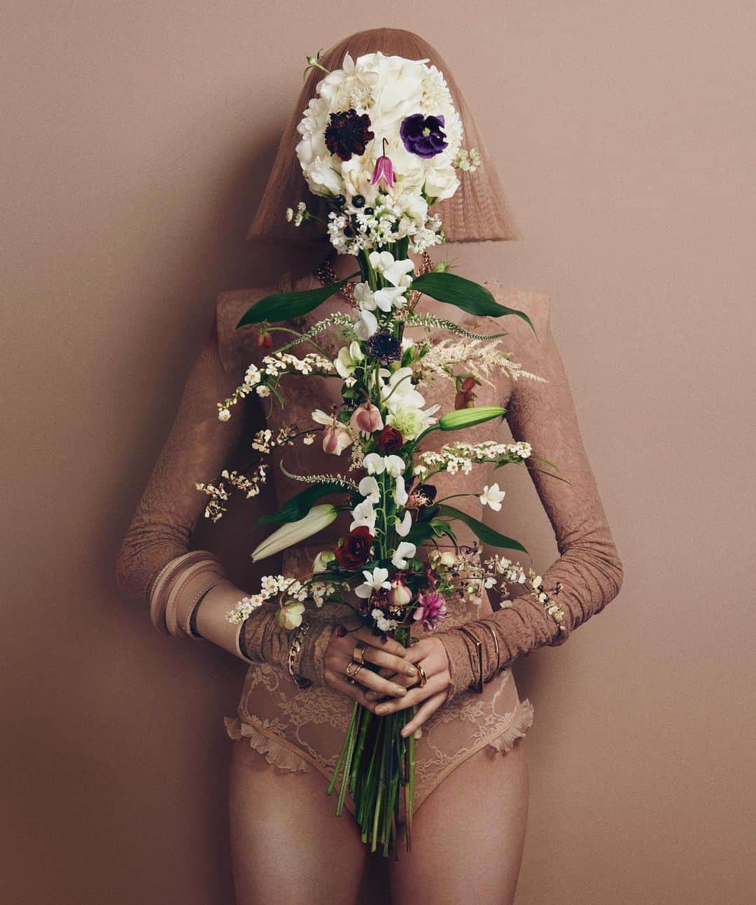 吉田ユニさんのインスタグラム写真 - (吉田ユニInstagram)「#装苑 #3月号 1月28日発売　 3月号は連載ではなく、特集内でお花を使った作品をいくつか作っています。 他にもあるのでぜひ誌面でチェックしてみてください🌹 #flower  #skull」1月22日 17時33分 - yuni_yoshida