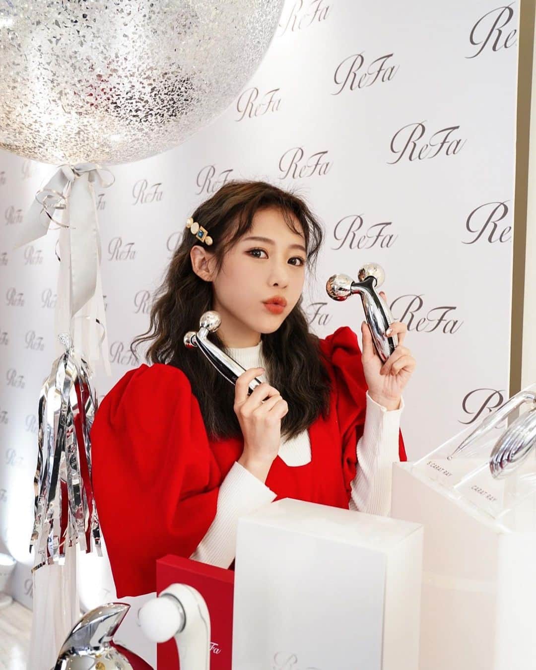 のインスタグラム：「水～超開心能夠來參與ReFa體驗會🎉 ReFa的白金美容滾輪大家應該不陌生吧!!之前我去日本的時候還特別到櫃位買呢，為了對抗皮膚鬆弛還有消水腫  用它就對了🥳 這次體驗會邀請了Refa首席美容師來教大家使用這些按摩儀 我才知道原來還有這樣的手法啊～（之前我都以為隨便撸一撸就有感了🤣）  ReFa美容按摩儀360度鑽石切面滾輪，透過手柄上的太陽能板吸收光線產生微電流 使用時就好像有按摩師用在用指尖輕柔的幫你按摩 不僅能夠放鬆，血液循環也能更好  還能讓容易鬆弛的地方變緊緻有彈性～這些按摩儀有分大小，大的除了撸臉以外也能按肩頸跟腿!! 後面影片中有老師幫我按摩小腿的，很明顯看出兩隻腳的使用對比（膚色血液循環超明顯）  我會愛Refa就是因為它很方便，自己在家就可以操作  我的小撇步是會在上妝前簡單推個3分鐘 記得不要太用力，只要由下往上輕推就能消水腫了～我之前買的是最小隻的，因為價格最好入手也最好攜帶，隨身放包包出門就可以按摩眼部跟額頭放鬆肌肉 （但這次發表會完我又想入大支的可以按全身😳）  除了體驗我們比較常見的滾輪 我還試了超紓壓的頭皮按摩儀跟彩妝人必須有的電動潔面刷 未來有機會再來開箱給大家看囉！  💡最後有個好康要跟大家說 現在到ReFa官方粉絲團按讚留言參加抽獎 就有機會獲得S CARAT RAY正貨ㄧ支喔！  #ReFa喚醒肌膚之美 @refa_taiwan」