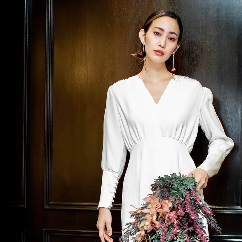 JUNOのインスタグラム：「日本初上陸ブランド﻿﻿ LENA MEDOYEFF (レナ・メドエフ)﻿﻿ ﻿ ﻿﻿ シンプル&クリーンなデザインは﻿ ファッションを愛する﻿ ウエディングの日も自然体でいたい花嫁様に﻿ ﻿ ありのままのご自身のスタイルを﻿ 表現するためにこそおすすめしたい1着です﻿ ﻿ ブーケは思い切りボリュームのあるものや﻿ 枝葉に動きのあるものなど﻿ 自由に心惹かれる花たちを携えてみてください。﻿ ﻿ ﻿ Dress “Fernanda”﻿ ﻿ ﻿ #lenamedoyeff﻿﻿ #viktorandrolfmariage﻿﻿ #inesdisanto﻿﻿﻿ #MARCHESA﻿﻿﻿ #antonioriva﻿﻿﻿ #naeemkhan﻿﻿﻿ #inmaculada﻿﻿﻿ #kennethpool﻿﻿﻿ #zacposen﻿﻿﻿ #juno﻿﻿﻿ #junowedding﻿﻿﻿ #wedding﻿﻿﻿ #weddingdress﻿﻿﻿ #ジュノ﻿﻿﻿ #ウエディング﻿﻿﻿ #ウェディング﻿﻿﻿ #ウエディングドレス﻿﻿﻿ #ウェディングドレス﻿﻿﻿ #ドレス﻿﻿﻿ #プレ花嫁﻿﻿﻿ #2021春婚﻿﻿﻿ #2021夏婚﻿﻿﻿ #2021秋婚﻿﻿﻿ #福岡花嫁﻿﻿﻿ #東京花嫁﻿﻿﻿ #九州花嫁﻿﻿﻿ #関東花嫁」