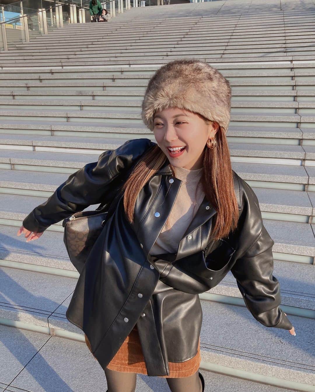 海江田麻貴さんのインスタグラム写真 - (海江田麻貴Instagram)「ㅤㅤㅤㅤㅤㅤㅤㅤ  ㅤㅤㅤㅤㅤㅤㅤㅤ 💂🏻‍♀️♥️  ㅤㅤㅤㅤㅤㅤㅤㅤ  ㅤㅤㅤㅤㅤㅤㅤㅤ #ポイントは後ろのカップル☺️  ㅤㅤㅤㅤㅤㅤㅤㅤ  ㅤㅤㅤㅤㅤㅤㅤㅤ  ㅤㅤㅤㅤㅤㅤㅤㅤ #ロシアン帽 #ロシア帽 #レザー #レザーシャツ #ushanka #ushankahat #leather #leathershirt #zara #ザラジョ #ザラジョコーデ #イヤリングカラー #ストレートヘア #straighthair #japanesegirl #browncode #blackcode」1月22日 17時35分 - _makiii0924_