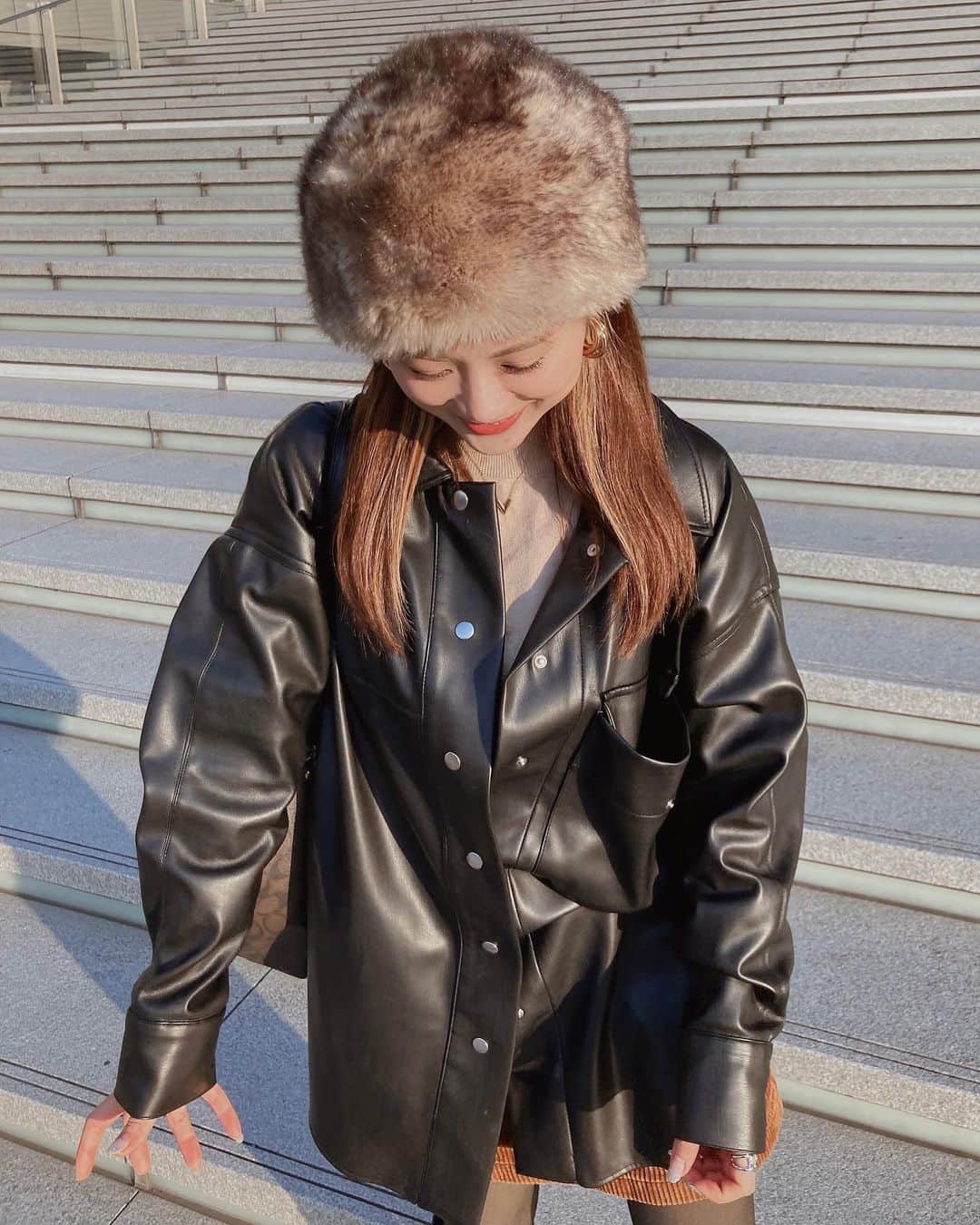 海江田麻貴さんのインスタグラム写真 - (海江田麻貴Instagram)「ㅤㅤㅤㅤㅤㅤㅤㅤ  ㅤㅤㅤㅤㅤㅤㅤㅤ 💂🏻‍♀️♥️  ㅤㅤㅤㅤㅤㅤㅤㅤ  ㅤㅤㅤㅤㅤㅤㅤㅤ #ポイントは後ろのカップル☺️  ㅤㅤㅤㅤㅤㅤㅤㅤ  ㅤㅤㅤㅤㅤㅤㅤㅤ  ㅤㅤㅤㅤㅤㅤㅤㅤ #ロシアン帽 #ロシア帽 #レザー #レザーシャツ #ushanka #ushankahat #leather #leathershirt #zara #ザラジョ #ザラジョコーデ #イヤリングカラー #ストレートヘア #straighthair #japanesegirl #browncode #blackcode」1月22日 17時35分 - _makiii0924_