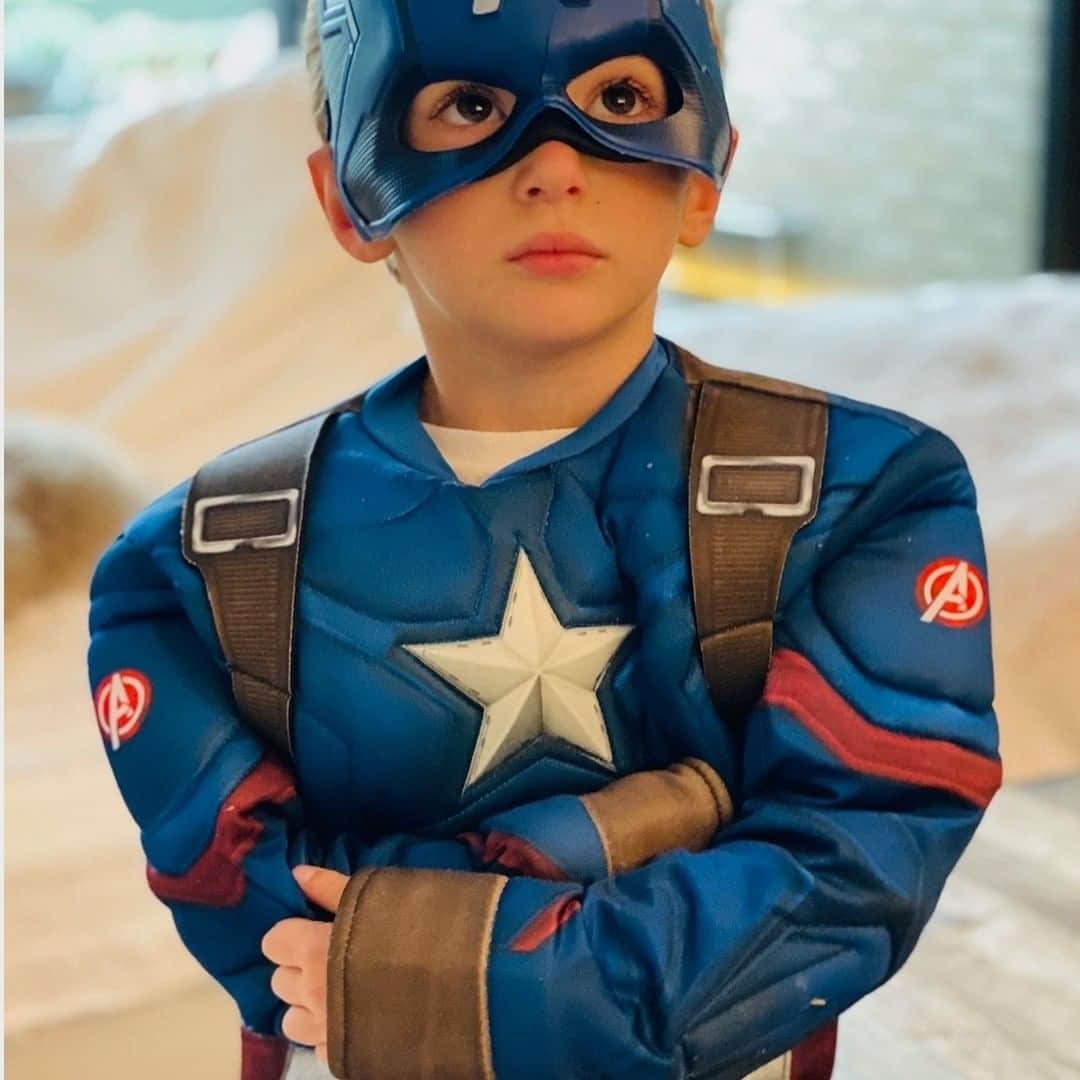 マイケル・ブーブレのインスタグラム：「You are my pride and joy, a man after my own heart ❤️ Happy 5th Birthday, Elias Bublé!  We love you so so much!! #myhero」