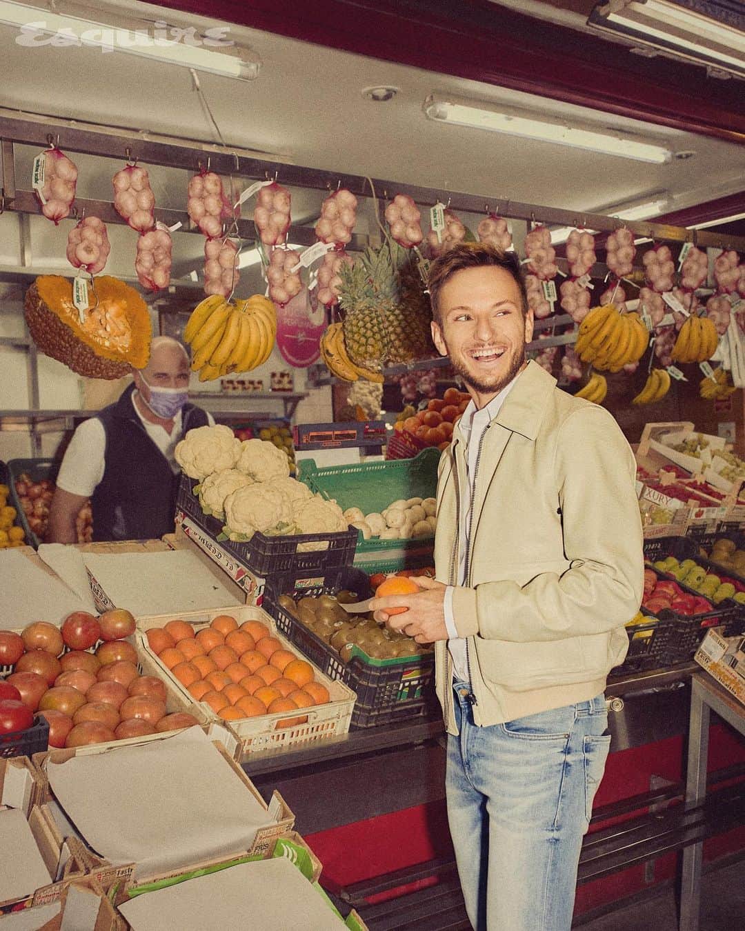イヴァン・ラキティッチのインスタグラム：「Un placer colaborar con @esquirees para este numéro de febrero! Disponible en tu quiosco! #esquire #rakitic   Entrevista: @avilleira  Fotografía: @darioaranyo  Estilismo: @alvaro_dejuan  Maquillaje y peluquería: @amparosanchezm」