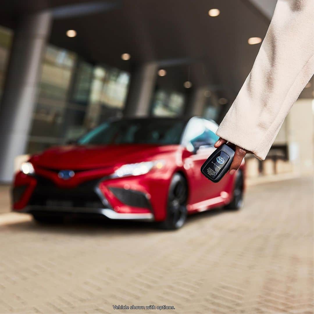 toyotausaさんのインスタグラム写真 - (toyotausaInstagram)「Focus on what brings you joy. #Camry #Hybrid #LetsGoPlaces」1月23日 3時00分 - toyotausa