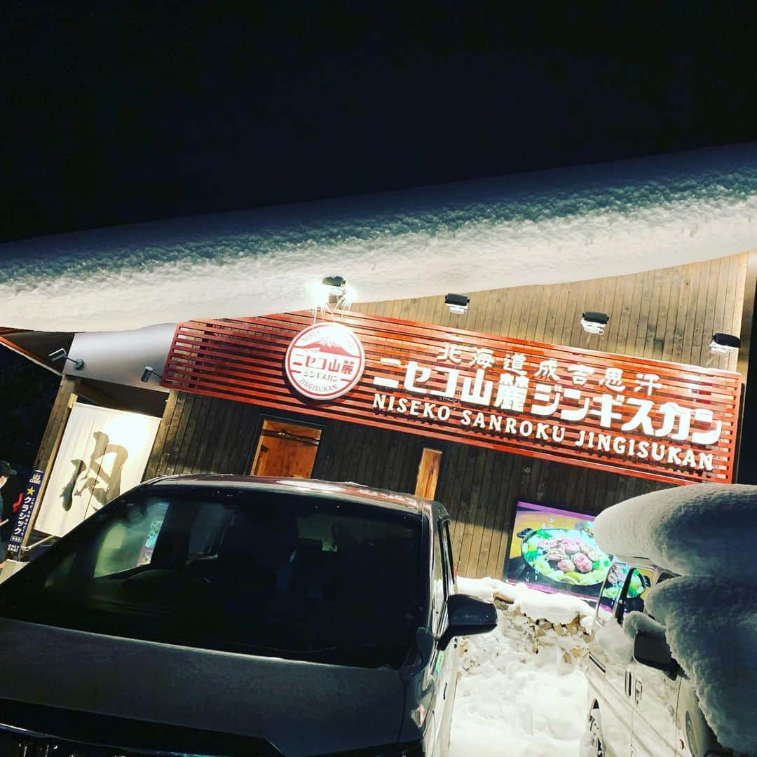 渡香奈さんのインスタグラム写真 - (渡香奈Instagram)「美しの羊蹄山🗻✨ドライブ中には野生のシカさん達に遭遇できて大興奮🦌💕食事は、山麓ジンギスカン、お鮨の花吉、豪雪うどんの雪庭で夜ご飯を食べましたがどれもこれも激うま😱やっぱり北海道はお水が美味しいから…と！💧厳しい自然の恵みに感謝🙏🏻滞在中頂いたもの本当に全てが美味しかったけれど、ホテルのルームサービスの蟹味噌ラーメン！これは本当に衝撃的美味しさで忘れられない…❤️子供がご飯の時間に寝ちゃったりするからルームサービス頼めるのは本当に助かる🙇‍♀️北海道が秘めるパワーすごいな！ #北海道 #hokkaido #羊蹄山 #北海道グルメ #ジンギスカン #花吉 #雪庭 #豪雪うどん #蟹みそらーめん #パークハイアットニセコ #ルームサービス #beautiful #niseko」1月23日 3時05分 - kanarina1261