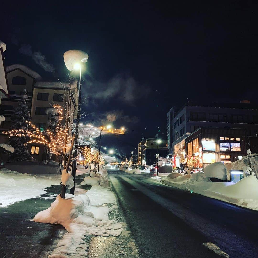 渡香奈さんのインスタグラム写真 - (渡香奈Instagram)「美しの羊蹄山🗻✨ドライブ中には野生のシカさん達に遭遇できて大興奮🦌💕食事は、山麓ジンギスカン、お鮨の花吉、豪雪うどんの雪庭で夜ご飯を食べましたがどれもこれも激うま😱やっぱり北海道はお水が美味しいから…と！💧厳しい自然の恵みに感謝🙏🏻滞在中頂いたもの本当に全てが美味しかったけれど、ホテルのルームサービスの蟹味噌ラーメン！これは本当に衝撃的美味しさで忘れられない…❤️子供がご飯の時間に寝ちゃったりするからルームサービス頼めるのは本当に助かる🙇‍♀️北海道が秘めるパワーすごいな！ #北海道 #hokkaido #羊蹄山 #北海道グルメ #ジンギスカン #花吉 #雪庭 #豪雪うどん #蟹みそらーめん #パークハイアットニセコ #ルームサービス #beautiful #niseko」1月23日 3時05分 - kanarina1261