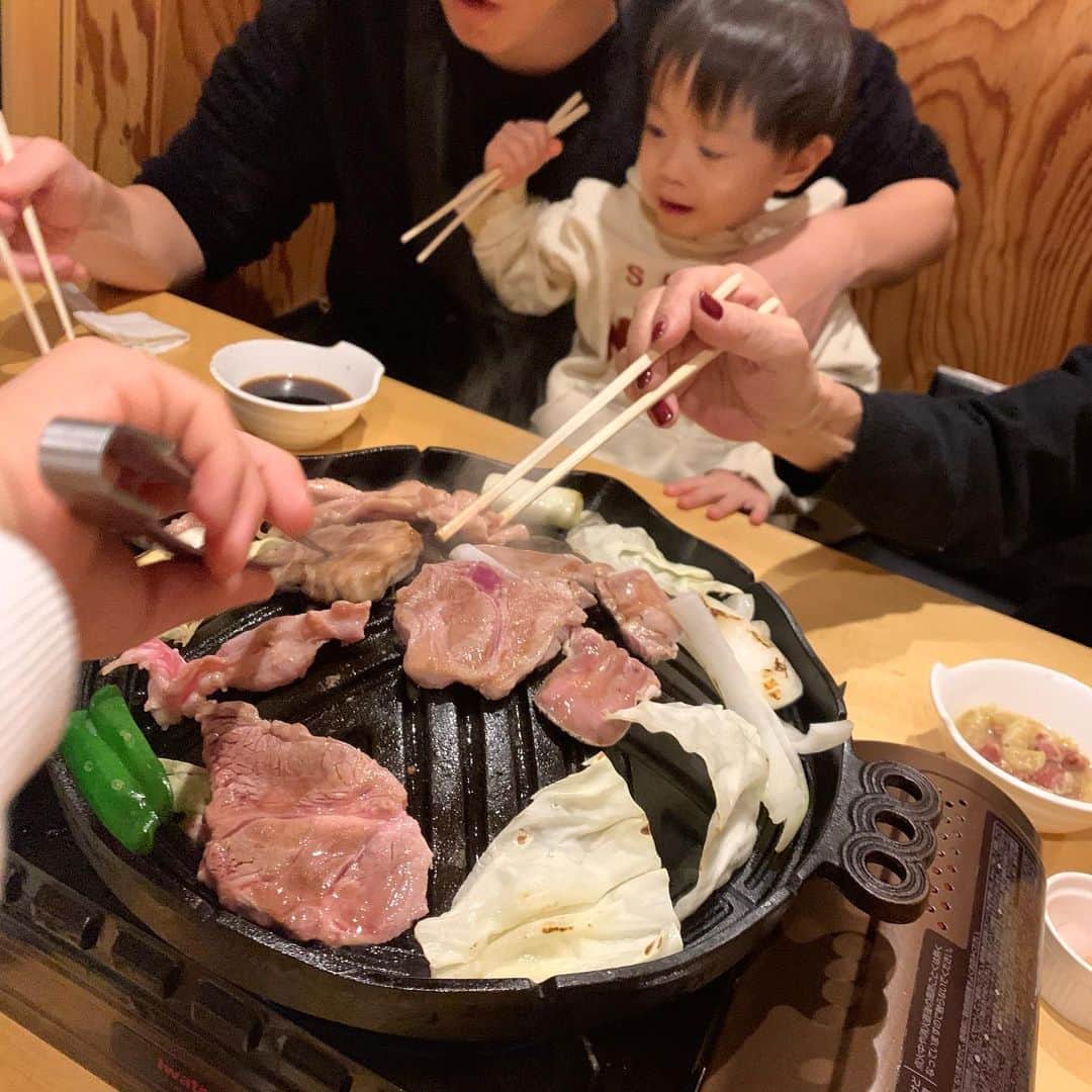 渡香奈さんのインスタグラム写真 - (渡香奈Instagram)「美しの羊蹄山🗻✨ドライブ中には野生のシカさん達に遭遇できて大興奮🦌💕食事は、山麓ジンギスカン、お鮨の花吉、豪雪うどんの雪庭で夜ご飯を食べましたがどれもこれも激うま😱やっぱり北海道はお水が美味しいから…と！💧厳しい自然の恵みに感謝🙏🏻滞在中頂いたもの本当に全てが美味しかったけれど、ホテルのルームサービスの蟹味噌ラーメン！これは本当に衝撃的美味しさで忘れられない…❤️子供がご飯の時間に寝ちゃったりするからルームサービス頼めるのは本当に助かる🙇‍♀️北海道が秘めるパワーすごいな！ #北海道 #hokkaido #羊蹄山 #北海道グルメ #ジンギスカン #花吉 #雪庭 #豪雪うどん #蟹みそらーめん #パークハイアットニセコ #ルームサービス #beautiful #niseko」1月23日 3時05分 - kanarina1261