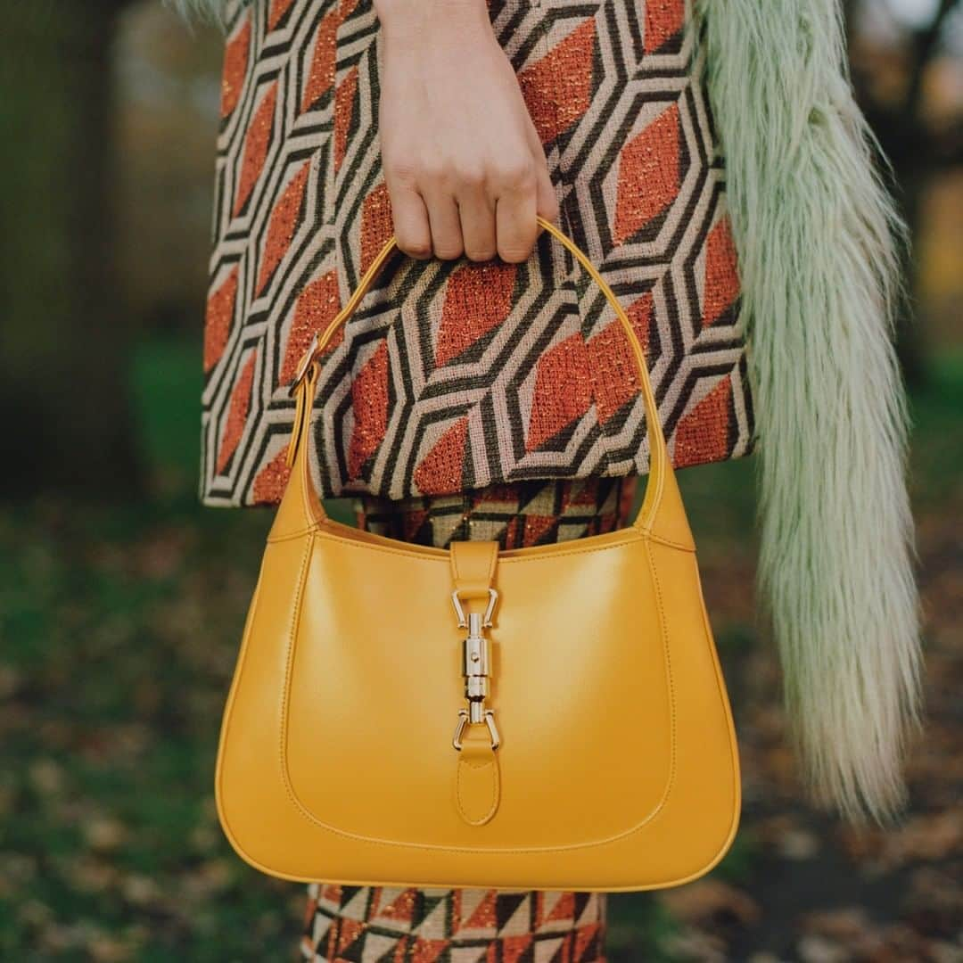 グッチさんのインスタグラム写真 - (グッチInstagram)「In a city park full of fallen leaves, actor @vanessa__kirby carries a leather #GucciJackie1961 hobo bag—redesigned by @alessandro_michele—oversize, #GucciEyewear and a sequin hat. Discover more through link in bio. #AlessandroMichele #GucciWinterinthePark #VanessaKirby #GucciBeloved」1月23日 3時00分 - gucci