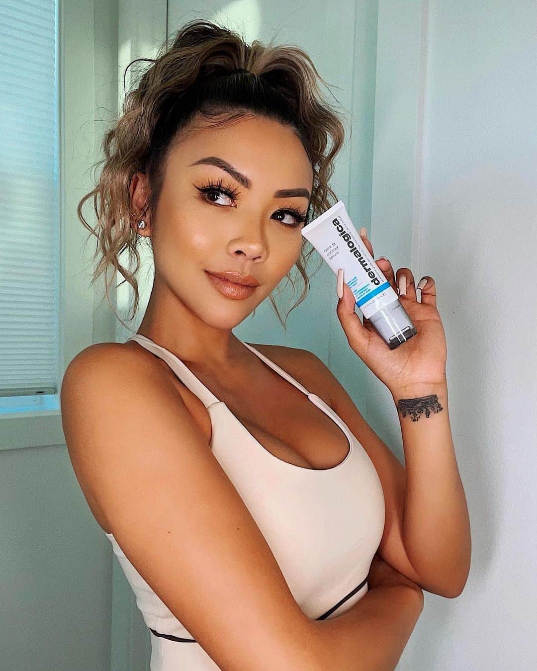 リアン Vさんのインスタグラム写真 - (リアン VInstagram)「No more wrinkles and neck lines! Loving The Neck Fit Contour Serum from @Dermalogica 😍 This firming serum is a skin care workout for your neck and décolleté. It has been a life saver to help prevent and decrease wrinkles in my neck from intense workouts. It’s a roll-on, light weight serum that visibly smooths, firms and tones your skin! Also feels amazing! 🥰 To celebrate this new product launch I partnered with Dermalogica for a special giveaway. See below for details! #DermalogicaPartner #neckfitcontour  3 lucky followers will receive $500 of @Dermalogica products including the new Neck Fit Contour Serum! Here's how to enter: • Follow @dermalogica • Like + comment what product you want to try + tag a friend   Giveaway ends on 1/25」1月23日 3時00分 - lianev