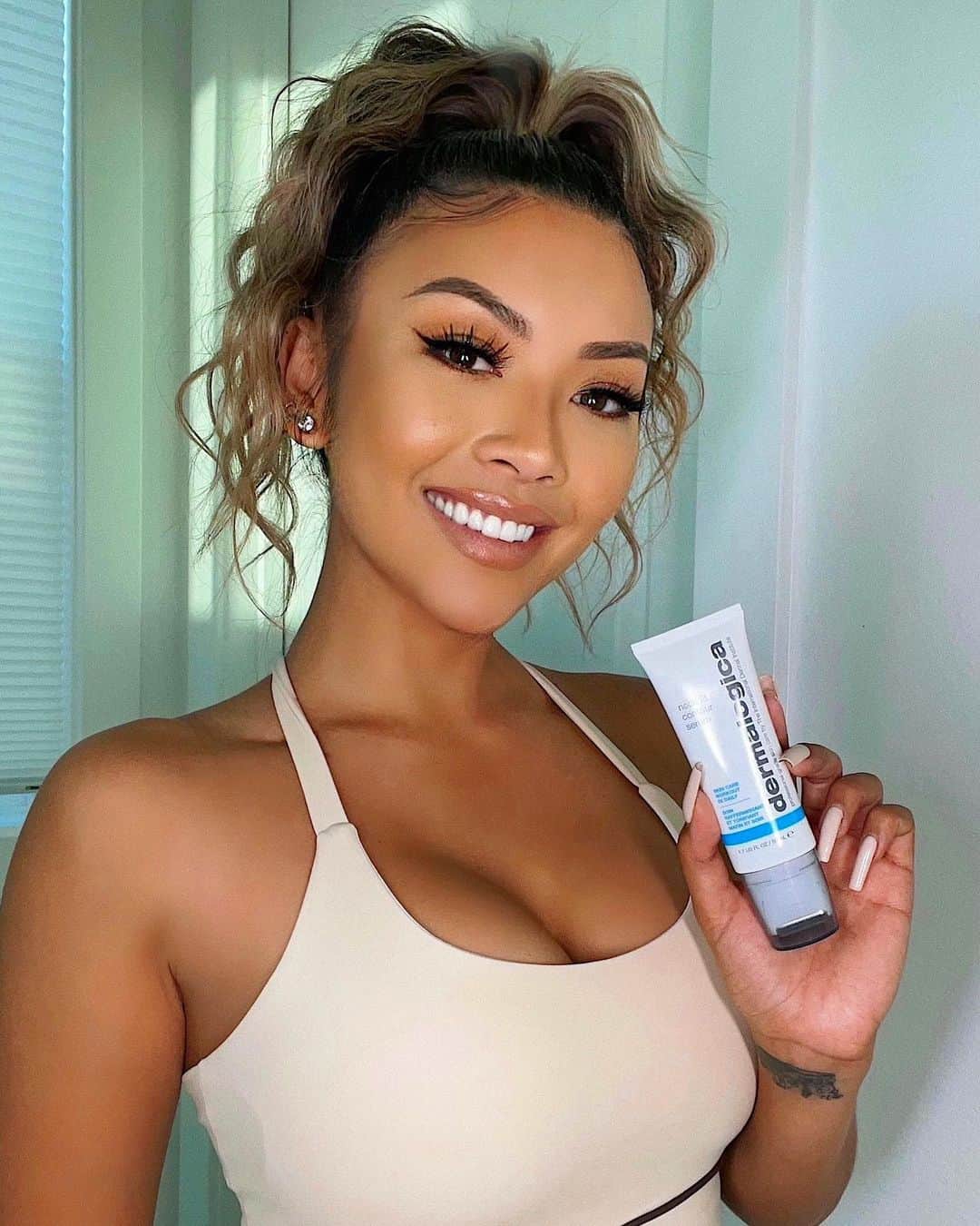 リアン Vさんのインスタグラム写真 - (リアン VInstagram)「No more wrinkles and neck lines! Loving The Neck Fit Contour Serum from @Dermalogica 😍 This firming serum is a skin care workout for your neck and décolleté. It has been a life saver to help prevent and decrease wrinkles in my neck from intense workouts. It’s a roll-on, light weight serum that visibly smooths, firms and tones your skin! Also feels amazing! 🥰 To celebrate this new product launch I partnered with Dermalogica for a special giveaway. See below for details! #DermalogicaPartner #neckfitcontour  3 lucky followers will receive $500 of @Dermalogica products including the new Neck Fit Contour Serum! Here's how to enter: • Follow @dermalogica • Like + comment what product you want to try + tag a friend   Giveaway ends on 1/25」1月23日 3時00分 - lianev