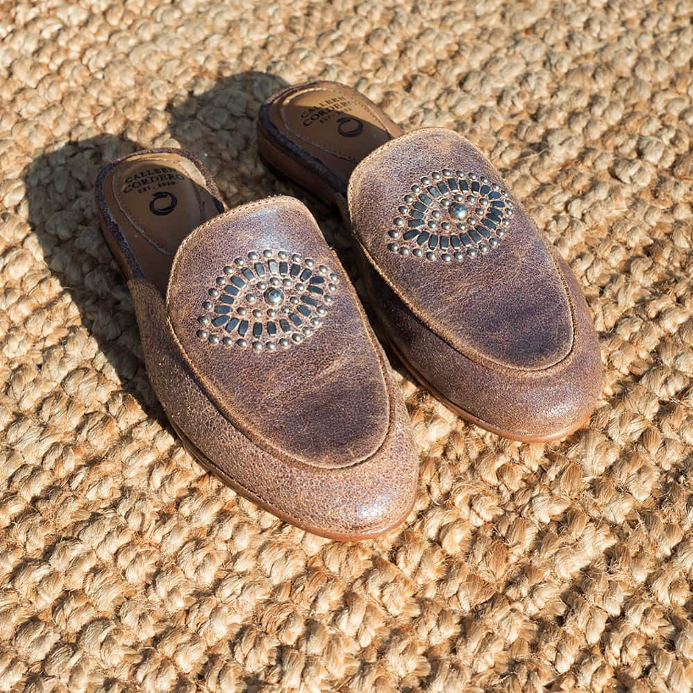 キャリーンコルデロさんのインスタグラム写真 - (キャリーンコルデロInstagram)「Easy breezy! The Marigold slide is a perfect accesory for any outfit.   Featuring our new blue cracked pearl leather   #Timeless #Artisanfootwear #Handmadefootwear #Handmadeshoes #Handmadewomens shoes #Handmadeleatherwomenshoes #Leathershoes #Leatherfootwear #Footwearforwoman #Shoesforwoman #Luxurywomanfootwear #Calleencorderofootwear #Calleencorderofootwear #Calleencordero #mules #muleshoes #mulesshoes #slide #slides #slidesmules #fashion #accessories #metalic #metalicshoes」1月23日 3時01分 - calleencordero