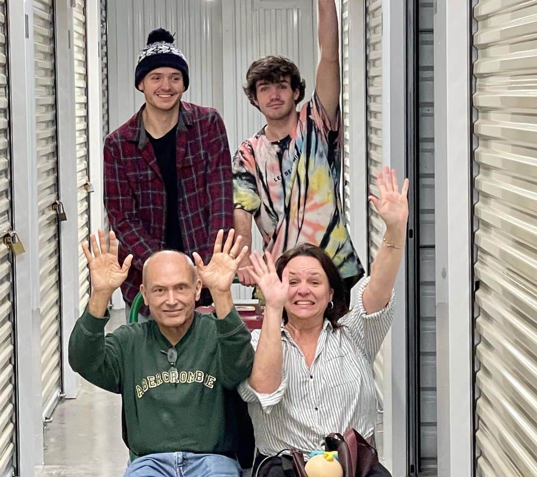 Aaron Carpenterさんのインスタグラム写真 - (Aaron CarpenterInstagram)「I’ll never understand why the worst things can happen to the best people, but I’m happy you don’t have to suffer anymore. I love you Uncle Mike and am so thankful that i got to have you be my Uncle. I hope i can be even half as great of an Uncle to Greyson & Gavin as you were to me. Rest In Peace🤍」1月23日 3時02分 - aaroncarpenter