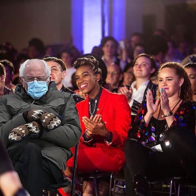 ブルックリン美術館さんのインスタグラム写真 - (ブルックリン美術館Instagram)「We made an exception to our “no touching the art” rule for @berniesanders since he is the art. Swipe through to see the few lucky visitors that got to meet him while he was checking off his Inauguration day to-do list. #mybkm   Photos by: @ashleymlands @dafonin @LadySta48470651 @dapperq @bweesdad @debkass #oyyo」1月23日 3時13分 - brooklynmuseum