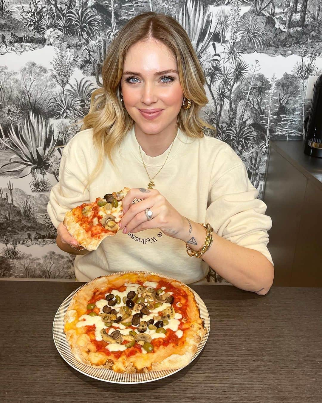 キアラ・フェラーニさんのインスタグラム写真 - (キアラ・フェラーニInstagram)「Another day, another Ferragni pizza that rigenerates itself 😎🍕 Questa volta ho usato la base pronta di @quellidellapizza 😍 #quellidellapizza #adv」1月23日 3時06分 - chiaraferragni