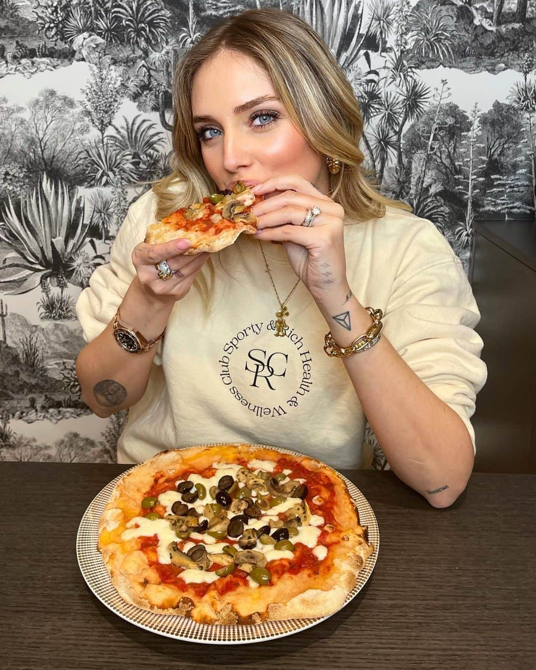 キアラ・フェラーニさんのインスタグラム写真 - (キアラ・フェラーニInstagram)「Another day, another Ferragni pizza that rigenerates itself 😎🍕 Questa volta ho usato la base pronta di @quellidellapizza 😍 #quellidellapizza #adv」1月23日 3時06分 - chiaraferragni