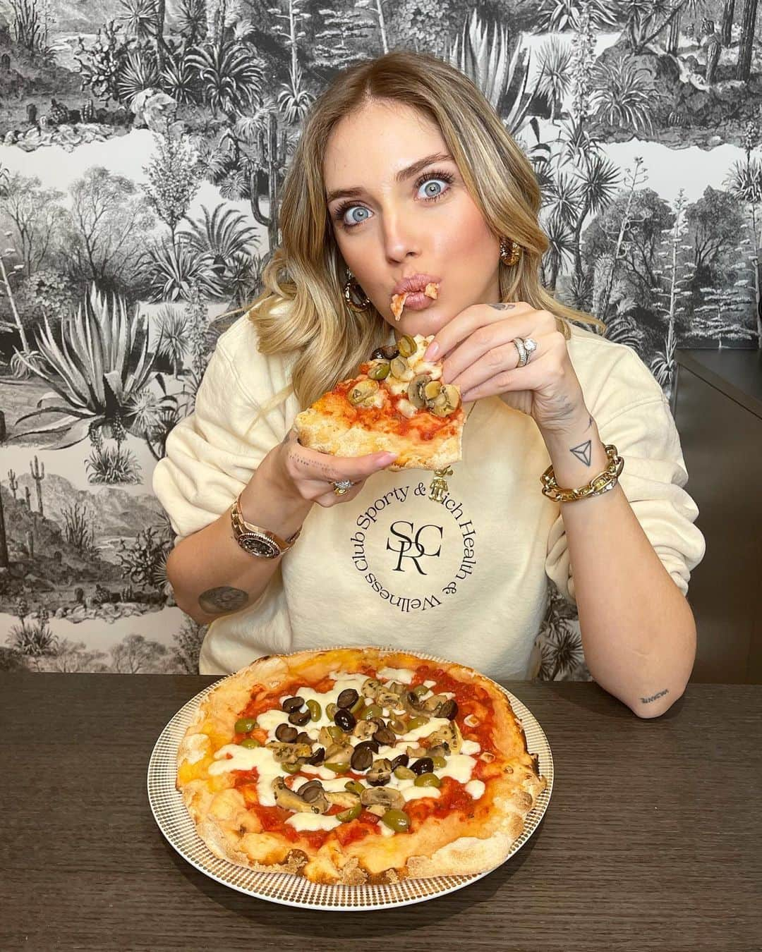 キアラ・フェラーニさんのインスタグラム写真 - (キアラ・フェラーニInstagram)「Another day, another Ferragni pizza that rigenerates itself 😎🍕 Questa volta ho usato la base pronta di @quellidellapizza 😍 #quellidellapizza #adv」1月23日 3時06分 - chiaraferragni