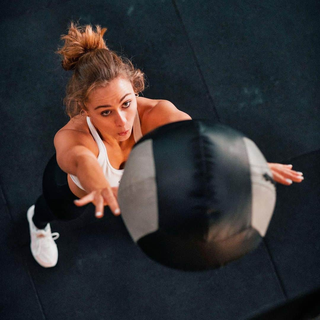 ソフィア・フロルシュさんのインスタグラム写真 - (ソフィア・フロルシュInstagram)「Gotta squat, throw and catch that ball 😌😝 Loving that exercise 🙂 What’s your favourite gym exercise? // 📸 x @janbeyer // #sophia #sophia99 #changeagent #racegirl #racing #motorsport #gym #shooting #youtube」1月23日 3時06分 - sophiafloersch