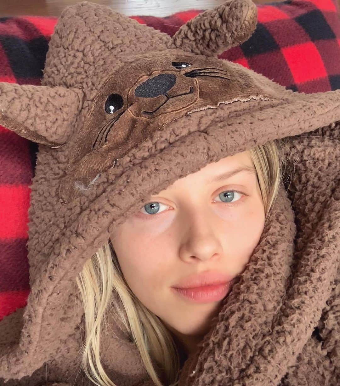 グレイシー・ドジーニーのインスタグラム：「Anyone know what animal I’m supposed to be? ....because it’s still quite unclear to me after wearing this robe everyday for a month 😂」
