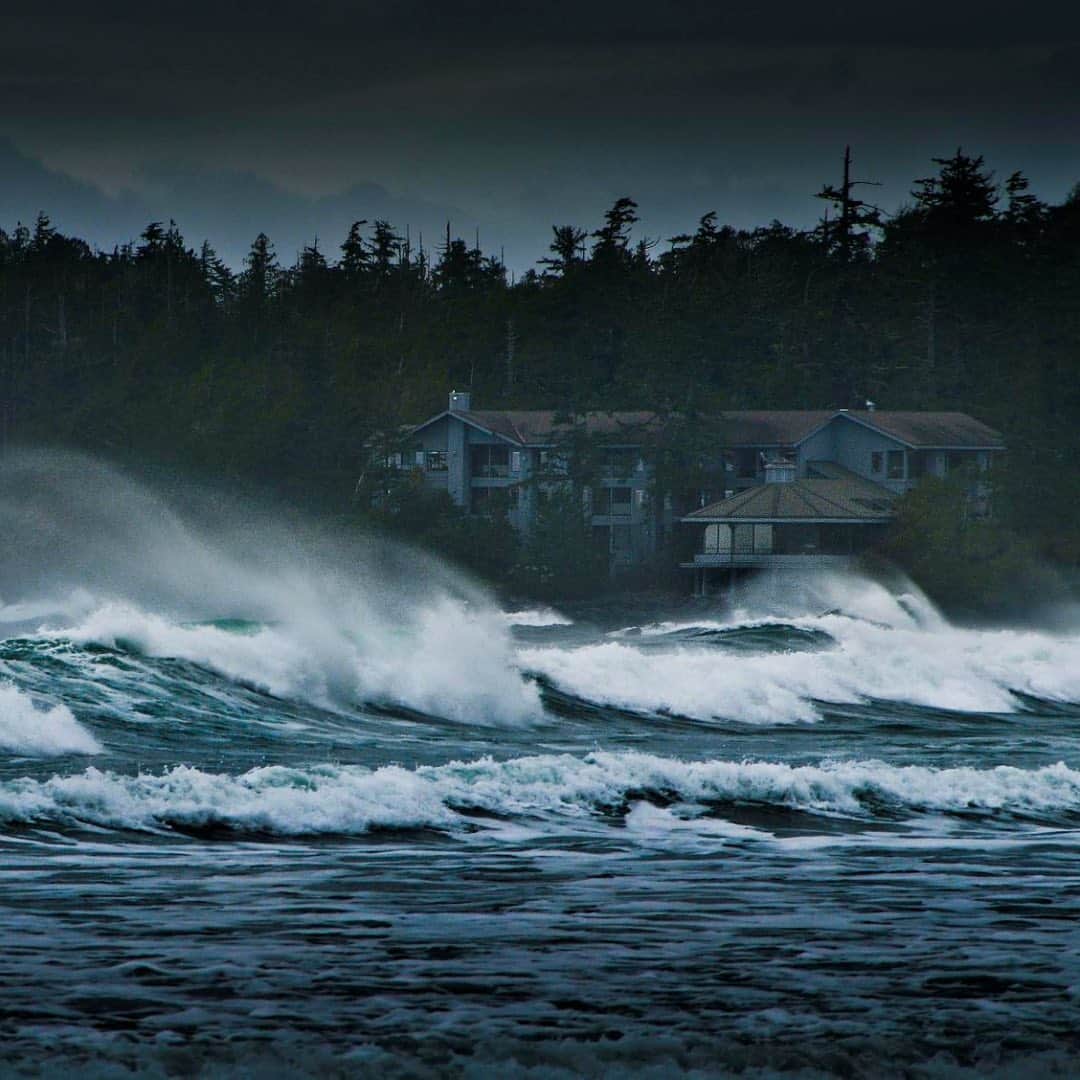Explore Canadaさんのインスタグラム写真 - (Explore CanadaInstagram)「You spoke and we listened! Inspired by what you wanted to learn more about, this week's #CanadaSpotlight touches on storm watching on the west coast of Canada. Hit save to easily refer back to this post for future inspiration!⁠⠀ ⁠⠀ Along the rocky bluffs and sandy shores of Vancouver Island’s west coast you’ll find Canada’s premier storm watching destinations, Tofino and Ucluelet. This is where you’ll witness the elements come together to create an awe-inspiring spectacle of waves and wind that invigorates the spirit and enthralls the mind. ⁠⠀ ⁠⠀ -	Tofino⁠⠀ Known as Canada’s surf capital, Tofino is characterized by its sandy coastline filled with beaches blessed with unbelievably beautiful backdrops as well as wild winter storms. Overlooking the north end of Tofino’s popular Chesterman Beach the world renowned Wickaninnish Inn emerges beside the sea and among ancient cedars offering up one of the best places to witness a winter storm. Savour local flavours and panoramic views of the sea at the Pointe Restaurant or cozy up next to the fire with a hot espresso at the Driftwood Cafe after a walk along the beach. ⁠⠀ ⁠⠀ -	Ucluelet⁠⠀ Approximately a 40 minute drive away from Tofino, Ucluelet’s geography takes a slightly different turn with a rocky shoreline stretching around the village. Perched among this rocky shoreline you’ll find the perfect vantage point at Blackrock Oceanfront Resort to witness the storm in action. Get cozy up in your room and view the storm from comfort or set out along the Wild Pacific Trail for a completely new perspective all together. ⁠⠀ ⁠⠀ #ExploreCanada #CanadaNice⁠⠀ ⁠⠀ *Know before you go! Check the most up-to-date travel restrictions and border closures before planning your trip and if you're travelling in Canada, download the COVID Alert app to your mobile device.*⁠⠀ ⁠⠀ 📷: @marcuspaladino, @yurichoufour, @wickinnbc, @jeremykoreski, @kylervos, @atthelookout, @michaelrhack, @joordanrenee, @bennnnnnnngie⁠⠀ ⁠⠀ 📍: @tourismtofino, @tourismucluelet, @tourismvancouverisland, @hellobc⁠, @wickinnbc, @blackrockresort⁠⠀ ⁠⠀ #YourTofino #MyUcluelet #ExploreVancouverIsland #ExploreBC⁠⠀」1月23日 3時07分 - explorecanada