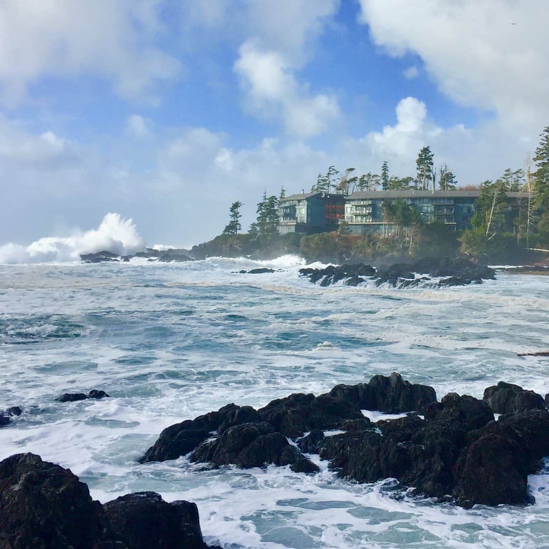 Explore Canadaさんのインスタグラム写真 - (Explore CanadaInstagram)「You spoke and we listened! Inspired by what you wanted to learn more about, this week's #CanadaSpotlight touches on storm watching on the west coast of Canada. Hit save to easily refer back to this post for future inspiration!⁠⠀ ⁠⠀ Along the rocky bluffs and sandy shores of Vancouver Island’s west coast you’ll find Canada’s premier storm watching destinations, Tofino and Ucluelet. This is where you’ll witness the elements come together to create an awe-inspiring spectacle of waves and wind that invigorates the spirit and enthralls the mind. ⁠⠀ ⁠⠀ -	Tofino⁠⠀ Known as Canada’s surf capital, Tofino is characterized by its sandy coastline filled with beaches blessed with unbelievably beautiful backdrops as well as wild winter storms. Overlooking the north end of Tofino’s popular Chesterman Beach the world renowned Wickaninnish Inn emerges beside the sea and among ancient cedars offering up one of the best places to witness a winter storm. Savour local flavours and panoramic views of the sea at the Pointe Restaurant or cozy up next to the fire with a hot espresso at the Driftwood Cafe after a walk along the beach. ⁠⠀ ⁠⠀ -	Ucluelet⁠⠀ Approximately a 40 minute drive away from Tofino, Ucluelet’s geography takes a slightly different turn with a rocky shoreline stretching around the village. Perched among this rocky shoreline you’ll find the perfect vantage point at Blackrock Oceanfront Resort to witness the storm in action. Get cozy up in your room and view the storm from comfort or set out along the Wild Pacific Trail for a completely new perspective all together. ⁠⠀ ⁠⠀ #ExploreCanada #CanadaNice⁠⠀ ⁠⠀ *Know before you go! Check the most up-to-date travel restrictions and border closures before planning your trip and if you're travelling in Canada, download the COVID Alert app to your mobile device.*⁠⠀ ⁠⠀ 📷: @marcuspaladino, @yurichoufour, @wickinnbc, @jeremykoreski, @kylervos, @atthelookout, @michaelrhack, @joordanrenee, @bennnnnnnngie⁠⠀ ⁠⠀ 📍: @tourismtofino, @tourismucluelet, @tourismvancouverisland, @hellobc⁠, @wickinnbc, @blackrockresort⁠⠀ ⁠⠀ #YourTofino #MyUcluelet #ExploreVancouverIsland #ExploreBC⁠⠀」1月23日 3時07分 - explorecanada