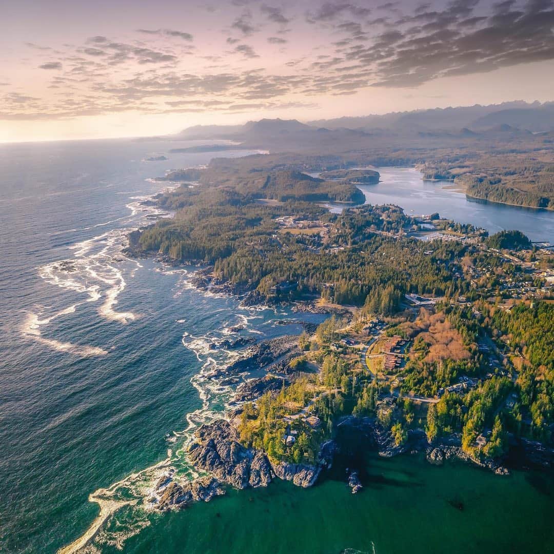 Explore Canadaさんのインスタグラム写真 - (Explore CanadaInstagram)「You spoke and we listened! Inspired by what you wanted to learn more about, this week's #CanadaSpotlight touches on storm watching on the west coast of Canada. Hit save to easily refer back to this post for future inspiration!⁠⠀ ⁠⠀ Along the rocky bluffs and sandy shores of Vancouver Island’s west coast you’ll find Canada’s premier storm watching destinations, Tofino and Ucluelet. This is where you’ll witness the elements come together to create an awe-inspiring spectacle of waves and wind that invigorates the spirit and enthralls the mind. ⁠⠀ ⁠⠀ -	Tofino⁠⠀ Known as Canada’s surf capital, Tofino is characterized by its sandy coastline filled with beaches blessed with unbelievably beautiful backdrops as well as wild winter storms. Overlooking the north end of Tofino’s popular Chesterman Beach the world renowned Wickaninnish Inn emerges beside the sea and among ancient cedars offering up one of the best places to witness a winter storm. Savour local flavours and panoramic views of the sea at the Pointe Restaurant or cozy up next to the fire with a hot espresso at the Driftwood Cafe after a walk along the beach. ⁠⠀ ⁠⠀ -	Ucluelet⁠⠀ Approximately a 40 minute drive away from Tofino, Ucluelet’s geography takes a slightly different turn with a rocky shoreline stretching around the village. Perched among this rocky shoreline you’ll find the perfect vantage point at Blackrock Oceanfront Resort to witness the storm in action. Get cozy up in your room and view the storm from comfort or set out along the Wild Pacific Trail for a completely new perspective all together. ⁠⠀ ⁠⠀ #ExploreCanada #CanadaNice⁠⠀ ⁠⠀ *Know before you go! Check the most up-to-date travel restrictions and border closures before planning your trip and if you're travelling in Canada, download the COVID Alert app to your mobile device.*⁠⠀ ⁠⠀ 📷: @marcuspaladino, @yurichoufour, @wickinnbc, @jeremykoreski, @kylervos, @atthelookout, @michaelrhack, @joordanrenee, @bennnnnnnngie⁠⠀ ⁠⠀ 📍: @tourismtofino, @tourismucluelet, @tourismvancouverisland, @hellobc⁠, @wickinnbc, @blackrockresort⁠⠀ ⁠⠀ #YourTofino #MyUcluelet #ExploreVancouverIsland #ExploreBC⁠⠀」1月23日 3時07分 - explorecanada