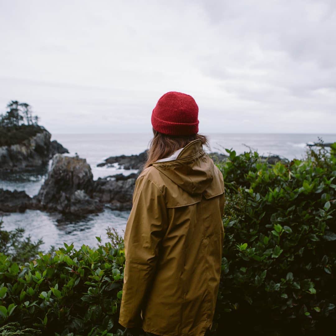Explore Canadaさんのインスタグラム写真 - (Explore CanadaInstagram)「You spoke and we listened! Inspired by what you wanted to learn more about, this week's #CanadaSpotlight touches on storm watching on the west coast of Canada. Hit save to easily refer back to this post for future inspiration!⁠⠀ ⁠⠀ Along the rocky bluffs and sandy shores of Vancouver Island’s west coast you’ll find Canada’s premier storm watching destinations, Tofino and Ucluelet. This is where you’ll witness the elements come together to create an awe-inspiring spectacle of waves and wind that invigorates the spirit and enthralls the mind. ⁠⠀ ⁠⠀ -	Tofino⁠⠀ Known as Canada’s surf capital, Tofino is characterized by its sandy coastline filled with beaches blessed with unbelievably beautiful backdrops as well as wild winter storms. Overlooking the north end of Tofino’s popular Chesterman Beach the world renowned Wickaninnish Inn emerges beside the sea and among ancient cedars offering up one of the best places to witness a winter storm. Savour local flavours and panoramic views of the sea at the Pointe Restaurant or cozy up next to the fire with a hot espresso at the Driftwood Cafe after a walk along the beach. ⁠⠀ ⁠⠀ -	Ucluelet⁠⠀ Approximately a 40 minute drive away from Tofino, Ucluelet’s geography takes a slightly different turn with a rocky shoreline stretching around the village. Perched among this rocky shoreline you’ll find the perfect vantage point at Blackrock Oceanfront Resort to witness the storm in action. Get cozy up in your room and view the storm from comfort or set out along the Wild Pacific Trail for a completely new perspective all together. ⁠⠀ ⁠⠀ #ExploreCanada #CanadaNice⁠⠀ ⁠⠀ *Know before you go! Check the most up-to-date travel restrictions and border closures before planning your trip and if you're travelling in Canada, download the COVID Alert app to your mobile device.*⁠⠀ ⁠⠀ 📷: @marcuspaladino, @yurichoufour, @wickinnbc, @jeremykoreski, @kylervos, @atthelookout, @michaelrhack, @joordanrenee, @bennnnnnnngie⁠⠀ ⁠⠀ 📍: @tourismtofino, @tourismucluelet, @tourismvancouverisland, @hellobc⁠, @wickinnbc, @blackrockresort⁠⠀ ⁠⠀ #YourTofino #MyUcluelet #ExploreVancouverIsland #ExploreBC⁠⠀」1月23日 3時07分 - explorecanada