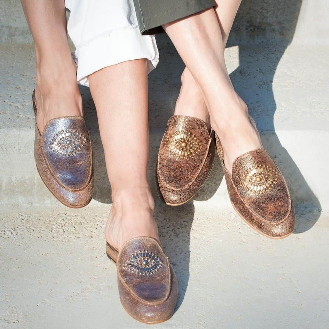 キャリーンコルデロさんのインスタグラム写真 - (キャリーンコルデロInstagram)「We 🤎 metalics.  Love’em, wear’em, keep’em forever .   Click the link in bio to shop our “Marigold Slide” while it’s still in stock!   #leatherslides #leatherfootwear #leathershoes #designerfootwear #comfort #elegance #shoesforlife #mules」1月23日 3時10分 - calleencordero