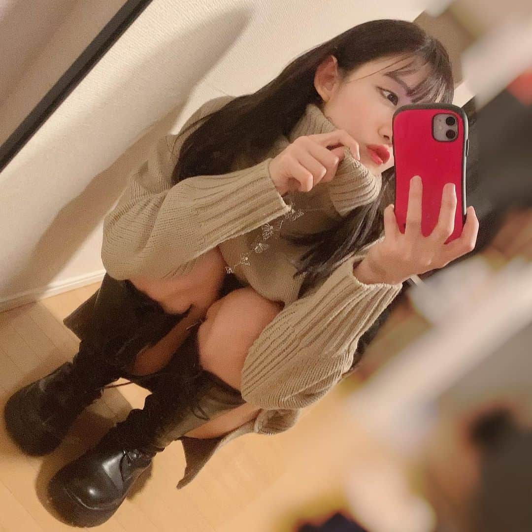 星奈あいさんのインスタグラム写真 - (星奈あいInstagram)「BEEP(@beep_ss)さんのブーツが とっても優秀なので紹介させて🥺！ . このミドル？ともショートともいえない 中途半端な丈のブーツ、 履いてる人多いなあって思っててずっと欲しかったんだけど デザインちゃんと選ばないと逆にバランスが悪くなってしまうからいろいろ探してて BEEPさんのサイトでとても好みなのを見つけたのね🥺💜💙 . 個人的には 前側が紐編みになっていて脚の太さに合わせてブーツの太さを調節できるからふくらはぎの部分がフィットして細く見えるところ と ぺたんこなのでとっても歩きやすいところ が、特に気に入ったポイントだよ✨✨ . (@beep_ss)からサイトに飛べるので よかったら見てみてね〜🐰！  #BEEP#ブーツ#ブーツコーデ#ミドルブーツ#中途半端な長さ#冬服コーデ#通販#ファッション通販サイト#韓国ファッション#おるちゃんコーデ#日常生活#攝影日記#人像攝影#攝影師#拍照#人像摄影#攝影日常#좋아요#소통그램#패션화보#星奈あい」1月23日 3時12分 - hoshina_r18