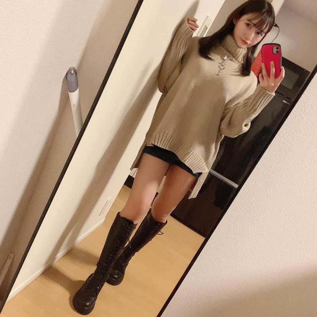 星奈あいさんのインスタグラム写真 - (星奈あいInstagram)「BEEP(@beep_ss)さんのブーツが とっても優秀なので紹介させて🥺！ . このミドル？ともショートともいえない 中途半端な丈のブーツ、 履いてる人多いなあって思っててずっと欲しかったんだけど デザインちゃんと選ばないと逆にバランスが悪くなってしまうからいろいろ探してて BEEPさんのサイトでとても好みなのを見つけたのね🥺💜💙 . 個人的には 前側が紐編みになっていて脚の太さに合わせてブーツの太さを調節できるからふくらはぎの部分がフィットして細く見えるところ と ぺたんこなのでとっても歩きやすいところ が、特に気に入ったポイントだよ✨✨ . (@beep_ss)からサイトに飛べるので よかったら見てみてね〜🐰！  #BEEP#ブーツ#ブーツコーデ#ミドルブーツ#中途半端な長さ#冬服コーデ#通販#ファッション通販サイト#韓国ファッション#おるちゃんコーデ#日常生活#攝影日記#人像攝影#攝影師#拍照#人像摄影#攝影日常#좋아요#소통그램#패션화보#星奈あい」1月23日 3時12分 - hoshina_r18