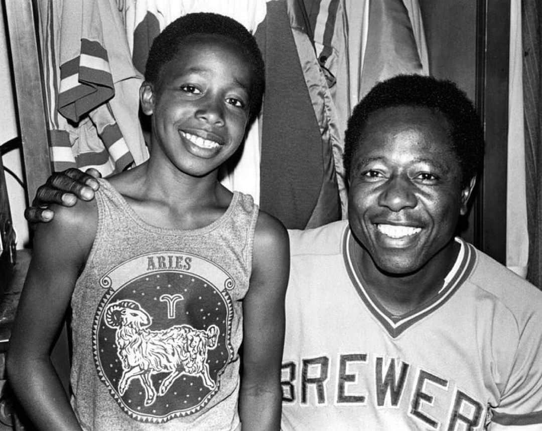 MCハマーのインスタグラム：「R.I.P. Hank “The Hammer” Aaron 👑 His dignity unsurpassed.The embodiment of Black Excellence before the term was conceived.He took the arrows,knives and venom of hatred and racism in stride without missing a step.Breaking records but never broken.King of baseball’s kingdom sans a crown. 👑 A Kings Touch 👑 That gentle,warm,joyful smile and his heartfelt embrace of a little kid from East Oakland in a moment empowered and changed my life.Hank “The Hammer” Aaron smiled upon me.The love shown is forever appreciated.I am Hammer because he was “Hammering Hank Aaron” 🕊❤️🖤🕊」