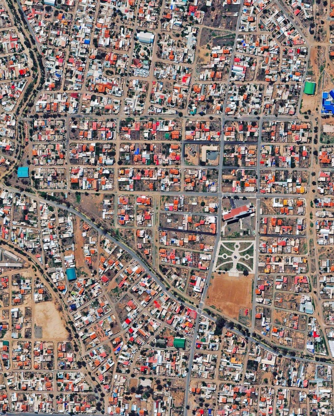 Daily Overviewさんのインスタグラム写真 - (Daily OverviewInstagram)「Cochabamba is a city in central Bolivia with roughly 630,000 residents — the nation’s fourth most populous municipality. Like other large cities in the Andean highlands of South America, Cochabamba is a city of contrasts. Its central districts (shown in the first Overview), are generally equipped with modern urban amenities and house many of its formal businesses and commercial industries, while some of the city’s outskirts (like in the second Overview) contain simple adobe homes and unpaved roads. - Created by @overivew Source imagery: @maxartechnologies」1月23日 3時17分 - dailyoverview