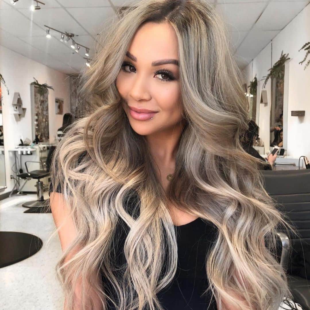 ダニー・リエルさんのインスタグラム写真 - (ダニー・リエルInstagram)「I WANT to do something to my hair... 💁🏽‍♀️ Salons an Barber shops 💈 have officially reopened in my city after 3 MONTHS of basically total lock down... YA YOU HEARD!! Happy for those to be back at work again. I’ve had all the shades of blondes and browns...clip ins, sew ins, tape ins... I’m looking to get new hair and want your options!! TAG your fav hair brands」1月23日 3時19分 - dannieriel