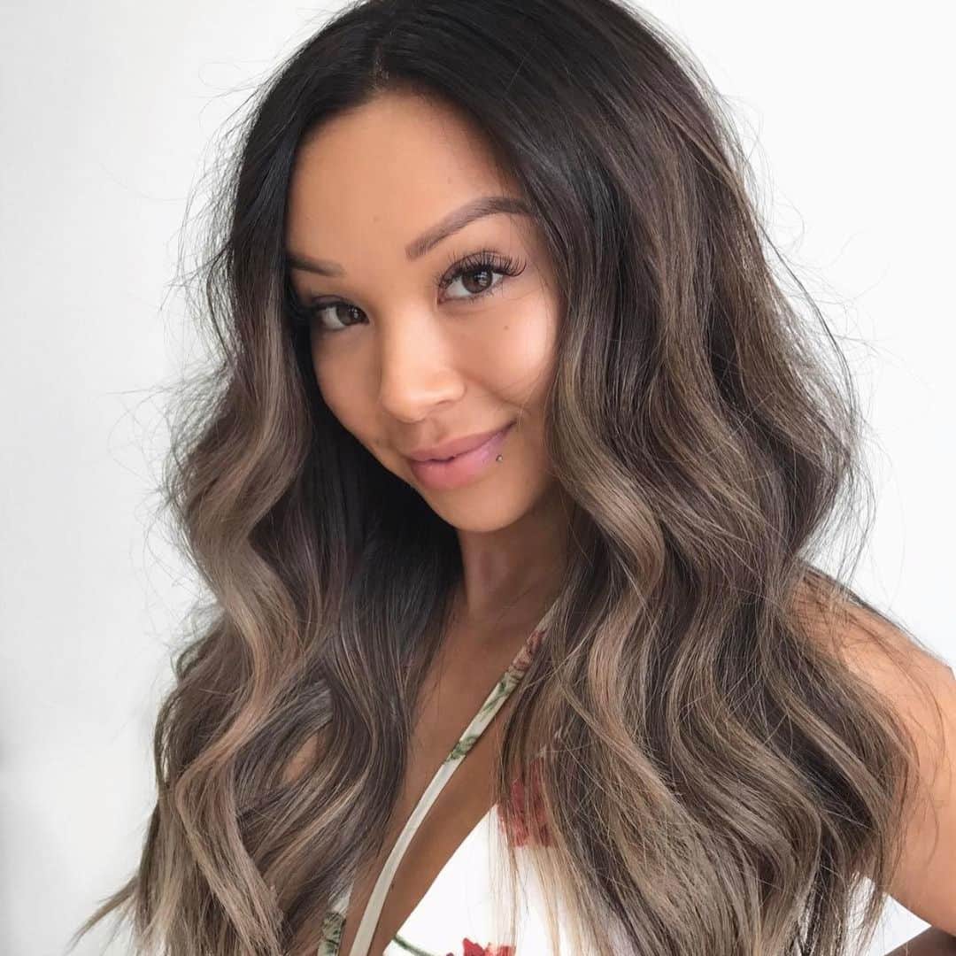 ダニー・リエルさんのインスタグラム写真 - (ダニー・リエルInstagram)「I WANT to do something to my hair... 💁🏽‍♀️ Salons an Barber shops 💈 have officially reopened in my city after 3 MONTHS of basically total lock down... YA YOU HEARD!! Happy for those to be back at work again. I’ve had all the shades of blondes and browns...clip ins, sew ins, tape ins... I’m looking to get new hair and want your options!! TAG your fav hair brands」1月23日 3時19分 - dannieriel