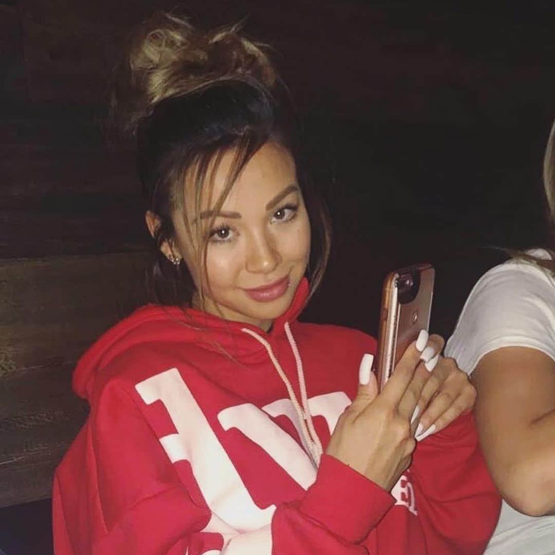 ダニー・リエルさんのインスタグラム写真 - (ダニー・リエルInstagram)「I WANT to do something to my hair... 💁🏽‍♀️ Salons an Barber shops 💈 have officially reopened in my city after 3 MONTHS of basically total lock down... YA YOU HEARD!! Happy for those to be back at work again. I’ve had all the shades of blondes and browns...clip ins, sew ins, tape ins... I’m looking to get new hair and want your options!! TAG your fav hair brands」1月23日 3時19分 - dannieriel