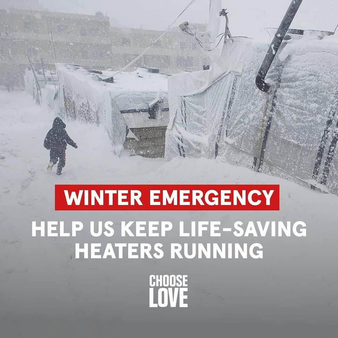 アナベル・ウォーリスのインスタグラム：「Hi Everyone... There are thousands of people in refugee camps who need our help. With the temperatures plummeting @chooselove will help provide those in need with coats, blankets, tents and heaters. If you can, please support their Winter Emergency appeal! Every little helps.  Link in bio 🧡🧡🧡🧡」