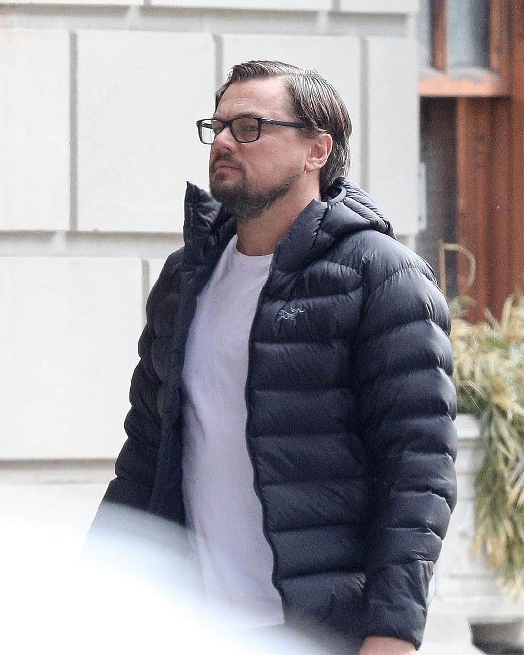 Just Jaredさんのインスタグラム写真 - (Just JaredInstagram)「@leonardodicaprio went casual in sweats and slippers on the set of his movie “Don’t Look Up” on Friday morning in Boston. #LeonardoDiCaprio #DontLookUp Photos: Backgrid」1月23日 3時24分 - justjared