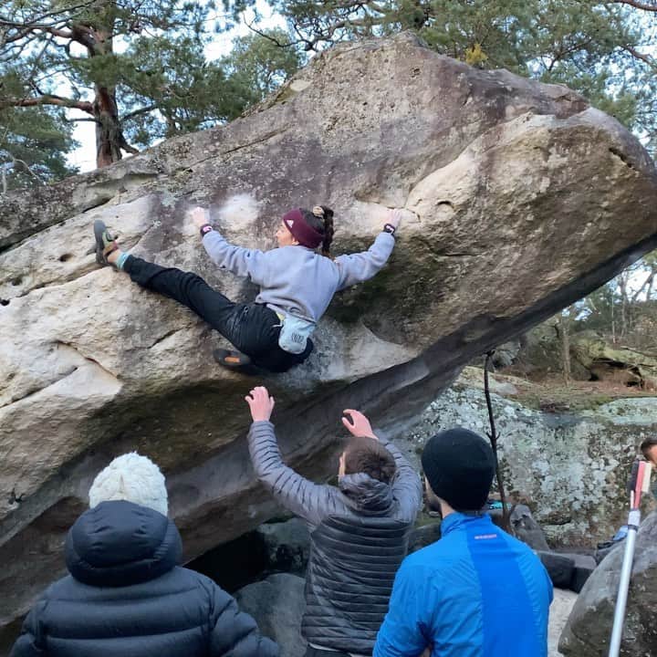キャロライン・シノのインスタグラム：「Pas très sereine avec ce froid dans « Sérénité » à gauche de Big Island☺️ Une jolie base que j’ai eu plaisir à regrimper en bonne compagnie🥰 Je n’ai mis que le crux du bloc.  @crimpoilofficial @arkose.climbing @snap.climbing #bethbyarkose #crimpoil #climbmassage #recoverfaster」