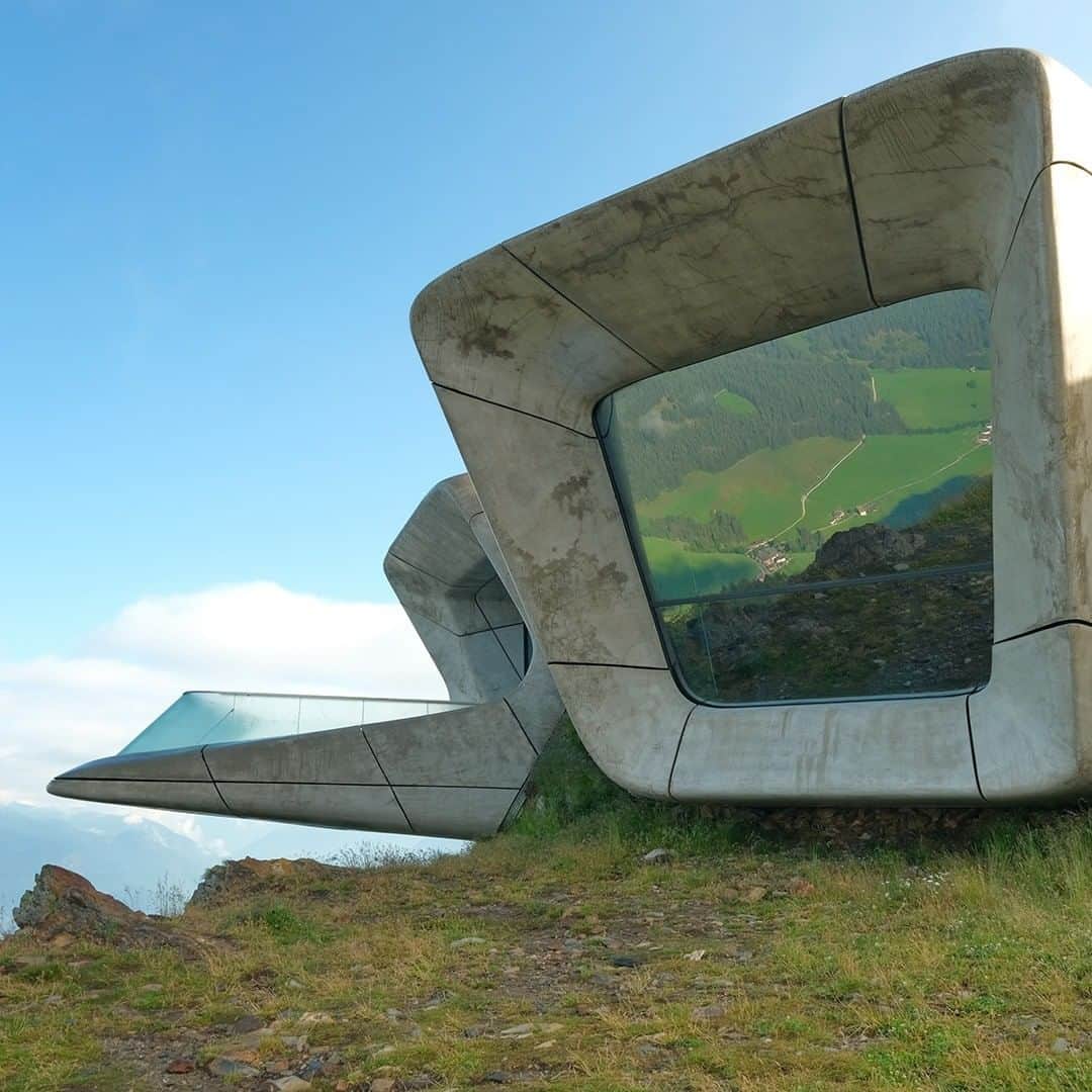 ランボルギーニさんのインスタグラム写真 - (ランボルギーニInstagram)「Unlocking roads to find beauty everywhere. We followed @lucabracaliphotographer on an extraordinary adventure to the Messner Mountain Museum in Plan de Corones, the bold lines of which create a breathtaking design continuum with Lamborghini Urus.   #Urus #UnlockAnyRoad」1月23日 3時25分 - lamborghini
