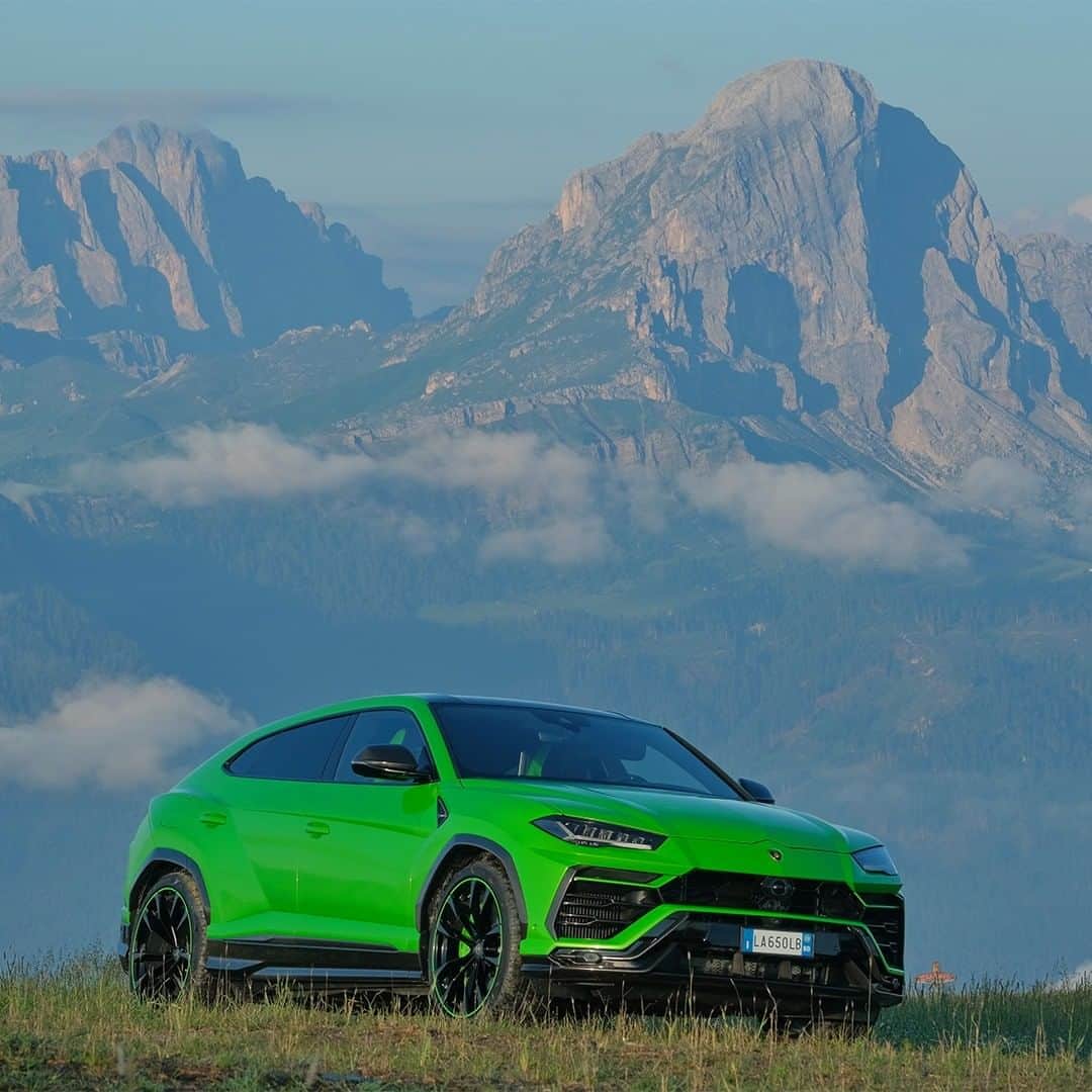 ランボルギーニのインスタグラム：「Unlocking roads to find beauty everywhere. We followed @lucabracaliphotographer on an extraordinary adventure to the Messner Mountain Museum in Plan de Corones, the bold lines of which create a breathtaking design continuum with Lamborghini Urus.   #Urus #UnlockAnyRoad」