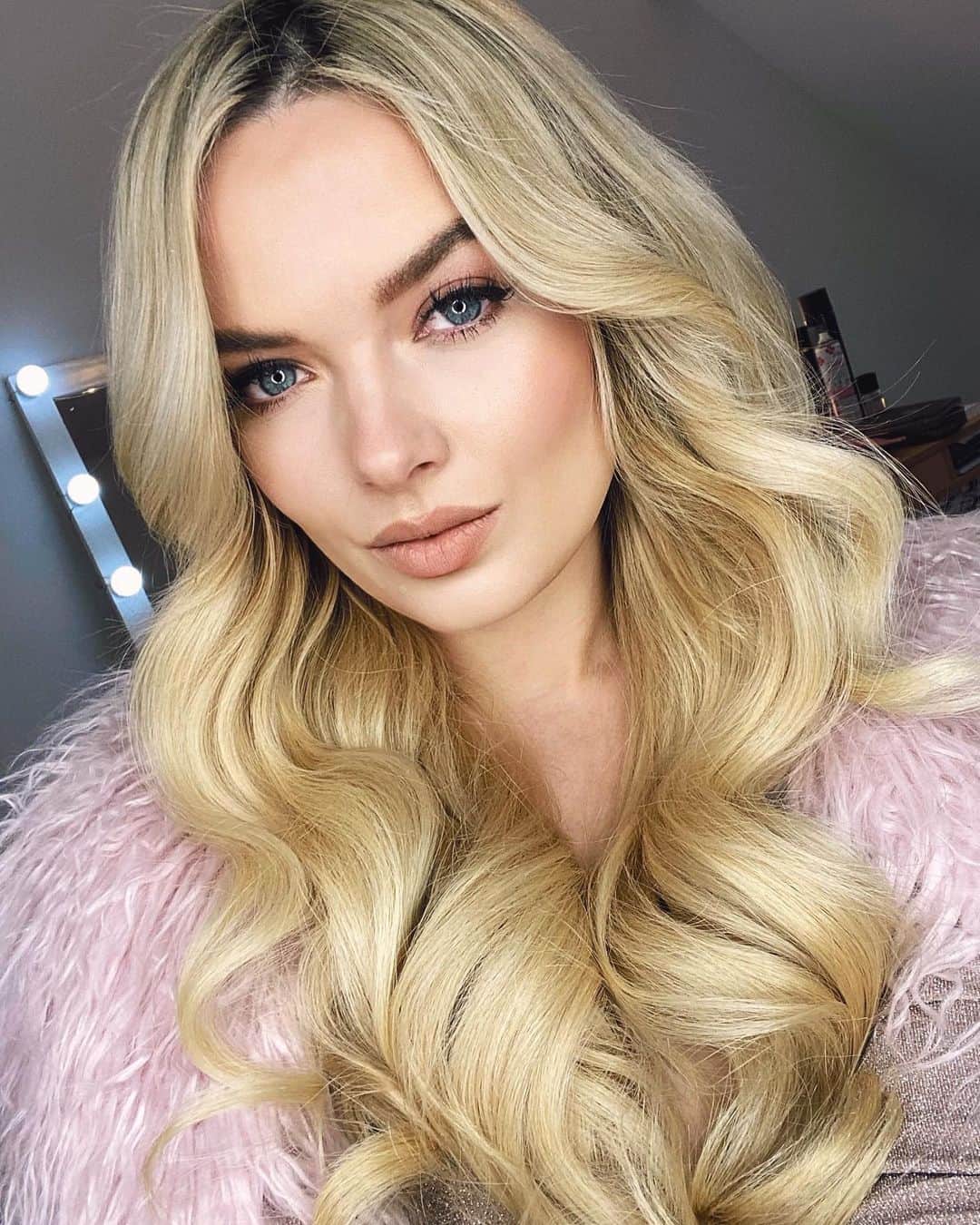 エム・フォードのインスタグラム：「All dressed up for another wild Friday night on the sofa watching Netflix and eating pasta 💀... what you up to? ⠀ Coat: @asos Hair styled using: @ghdhair classic curl tong.」