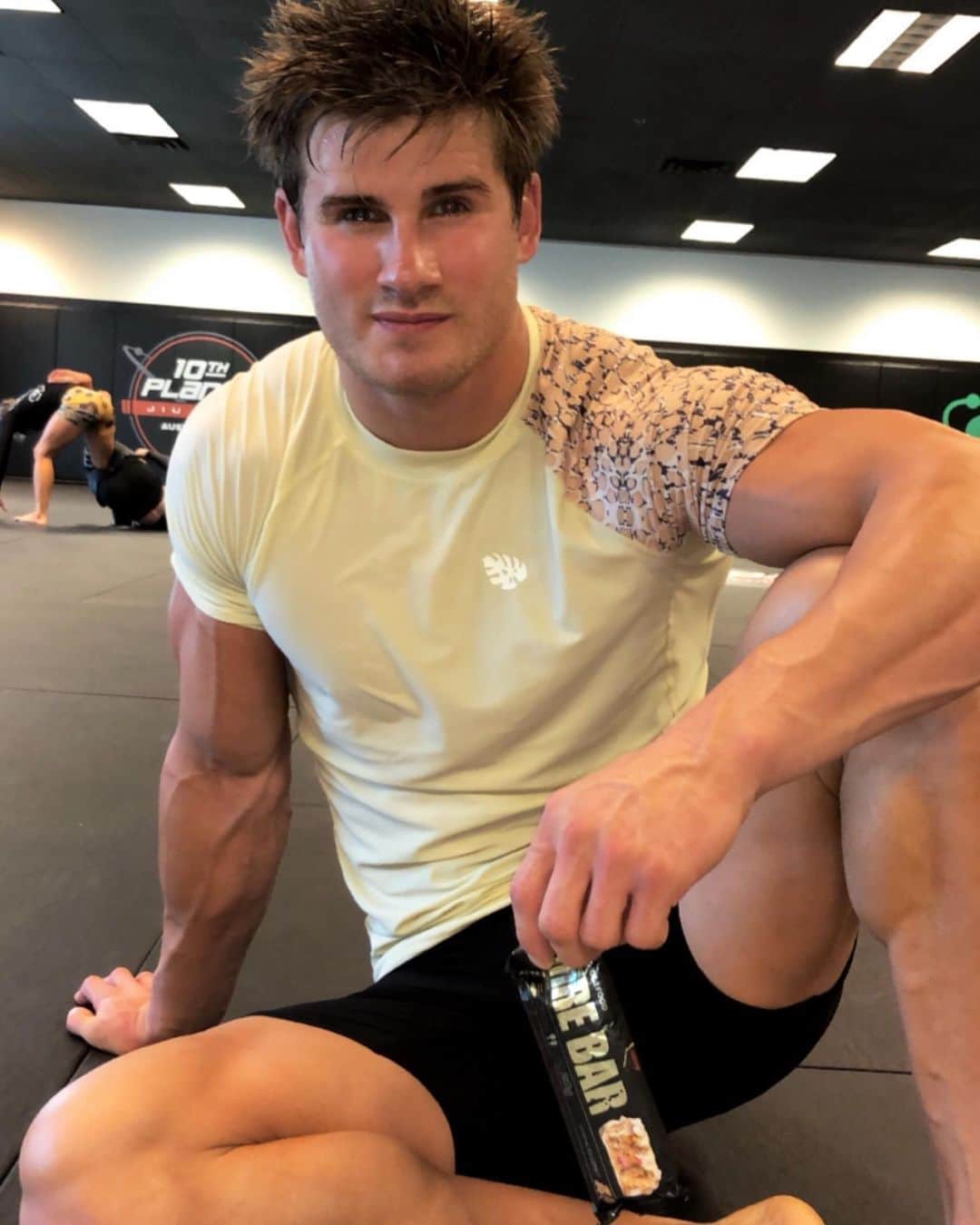 セージ・ノースカットのインスタグラム：「BUY ONE GET ONE FREE site wide from @redcon1 Right Now on all supplements and apparel for @aaronsingerman birthday! Go wish him a happy early birthday and swipe over for the code then click the link in bio for the link」