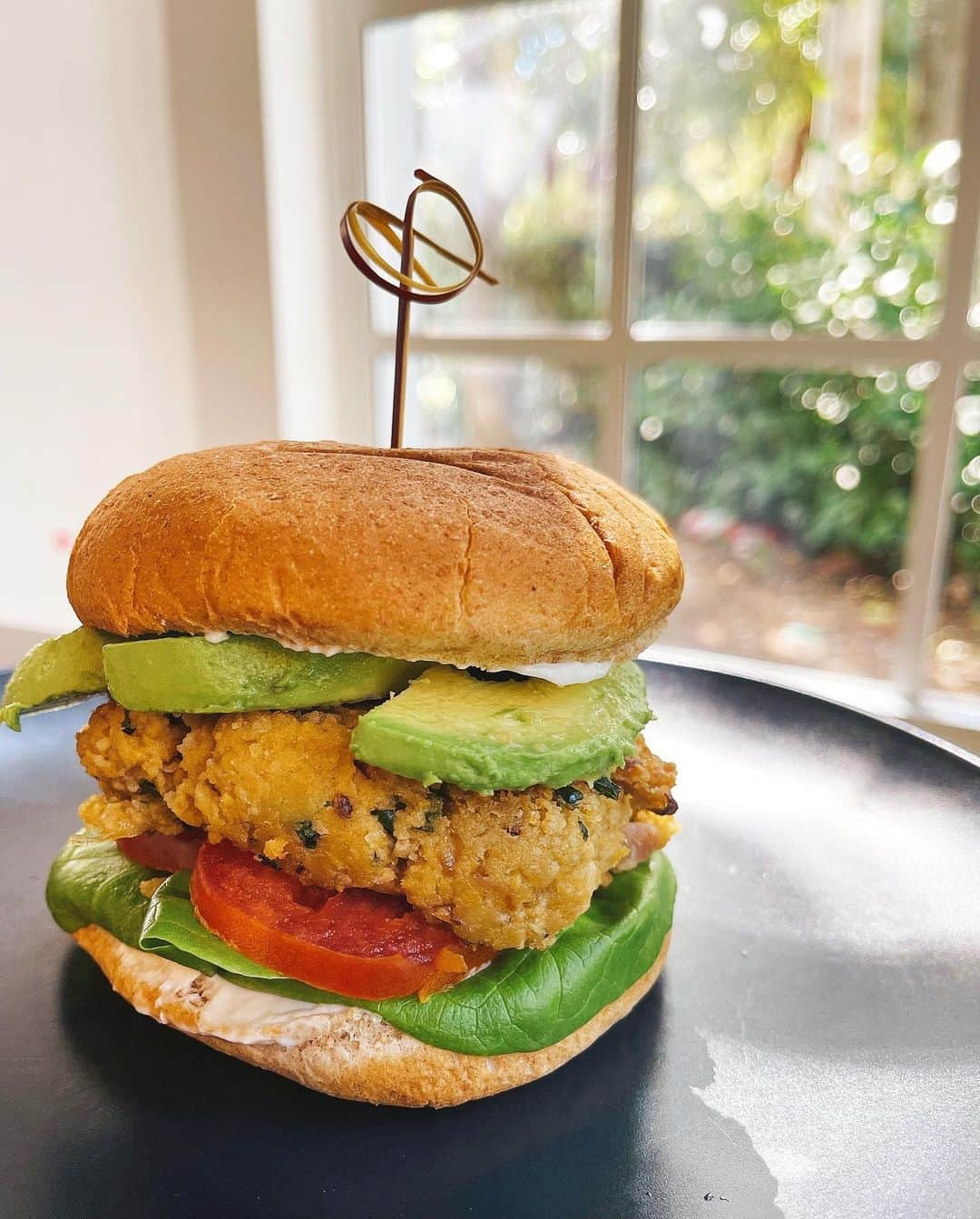 Sascha Barbozaさんのインスタグラム写真 - (Sascha BarbozaInstagram)「Hamburguesa Vegana! Esta receta quedó tan buena, y no sabía que foto poner así que puse todas las fotos! Es fácil de preparar y tiene mucho sabor! .  Ingredientes. 1 lata de garbanzos drenada, 15oz. 2-3 cucharadas de tahini. 1/2 cebolla pequeña. Use una roja. 1-2 dientes de ajo machados. 1/3 taza de harina de avena o pan rallado integral. 1/2 taza de cilantro.  1 cucharadita de comino.  Un poquito de picante, use tabasco.  Sal rosada y pimienta al gusto.   Primero sofríes la cebolla con el ajo y deja que se caramelicen un poco. Luego pasa el garbanzo por un procesador, manualmente luego agrega la crema de ajonjolí, pan rallado o avena pulverizada, condimentos, cilantro y picante. Haz las bolitas con mucho cuidado y Dora de cada lado las carnes veganas en la sartén.  . Puedes servir con pan integral de hamburguesa o utilizar hojas de lechuga o portobellos grandes pasados por la plancha en lugar de pan, le puse un poquito de mayonesa vegana, lechuga, tomate y aguacate. Deliiii」1月23日 3時39分 - saschafitness